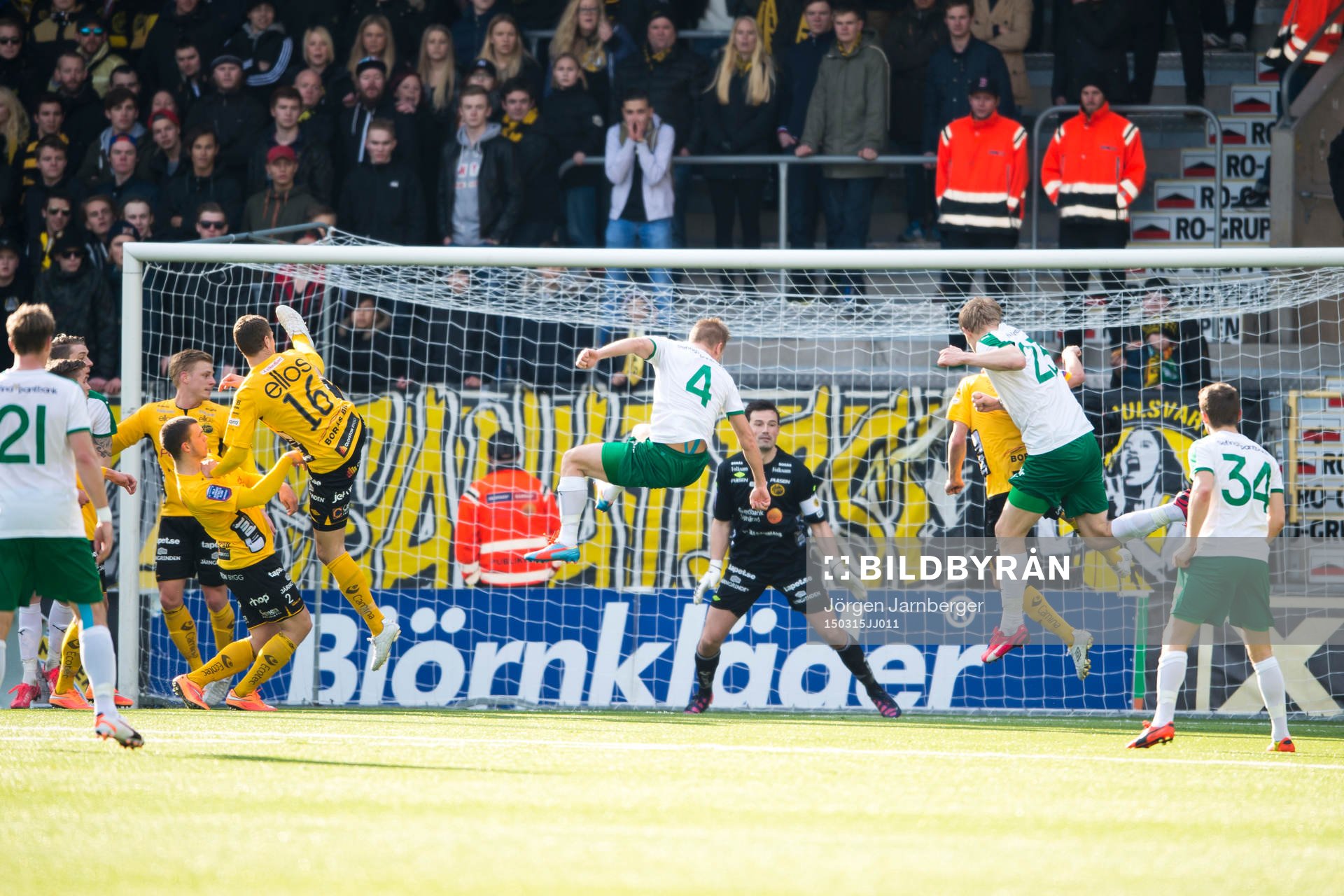 Hammarbys Erik Israelsson nickar precis utanför