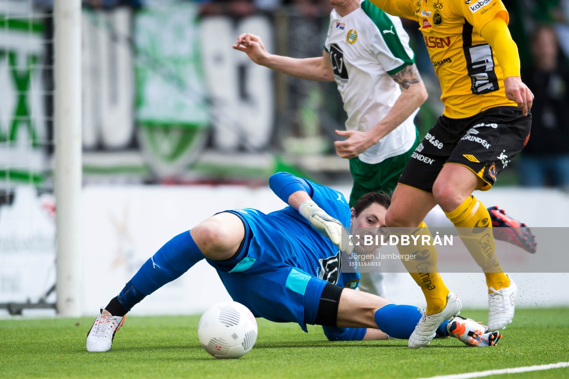 Hammarbys målvakt Johannes Hopf räddar