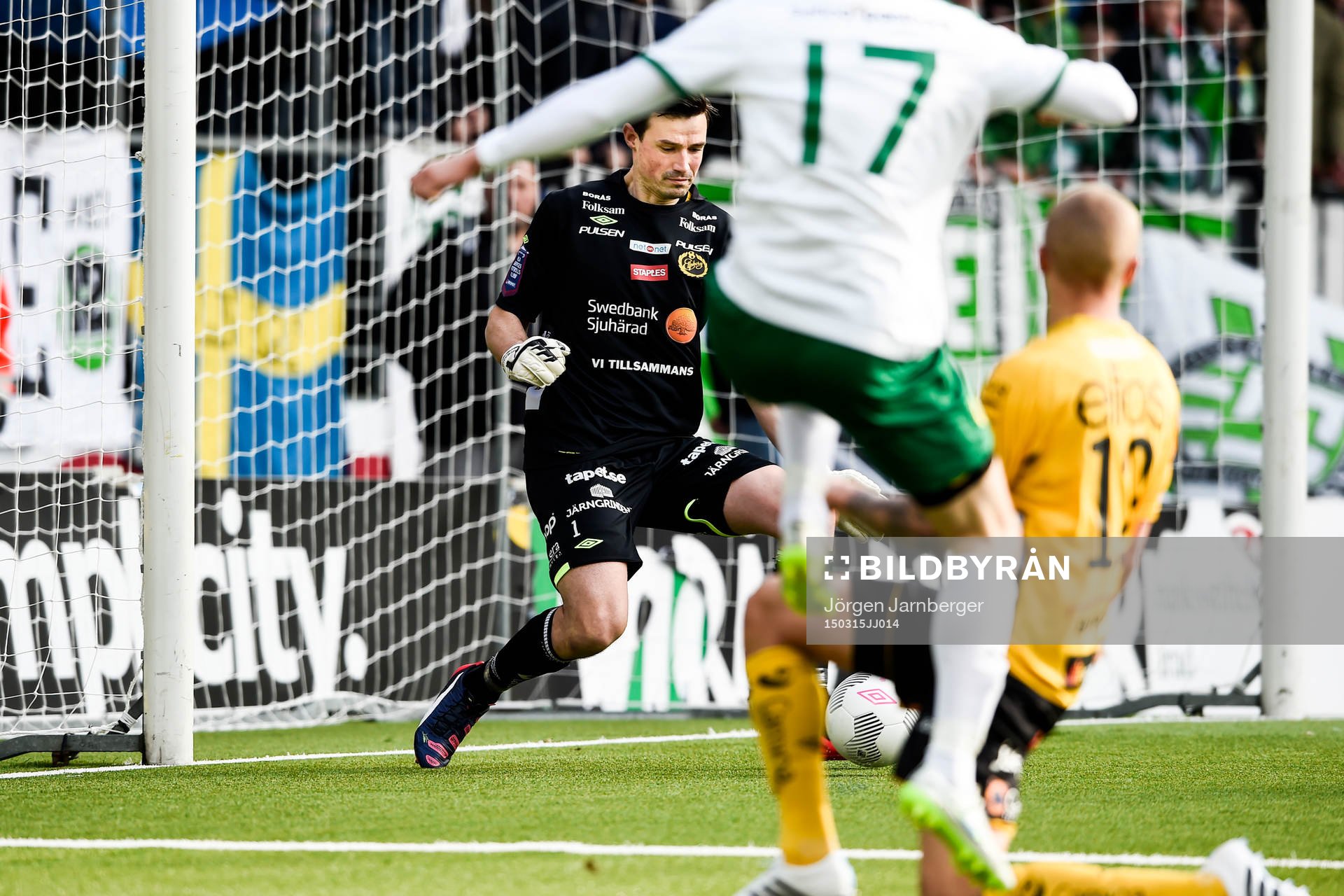 Elfsborgs målvakt Kevin Stuhr - Ellegaard räddar skott