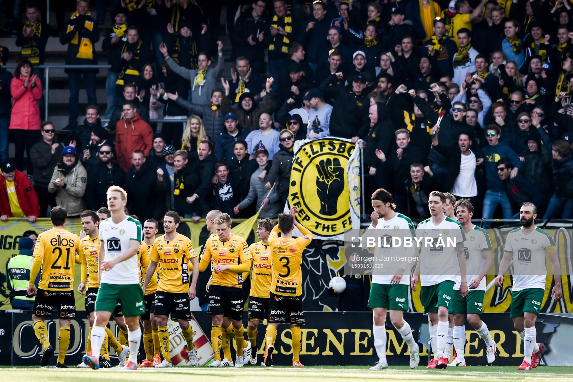 Elfsborgs spelare jublar och Hammarbys spelare deppar