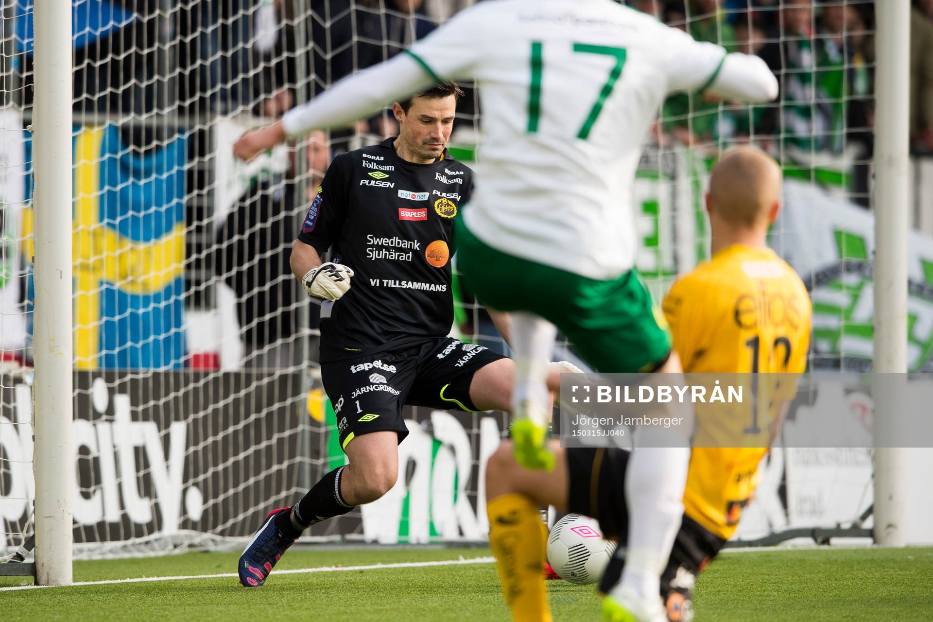 Elfsborgs målvakt Kevin Stuhr - Ellegaard räddar skott av