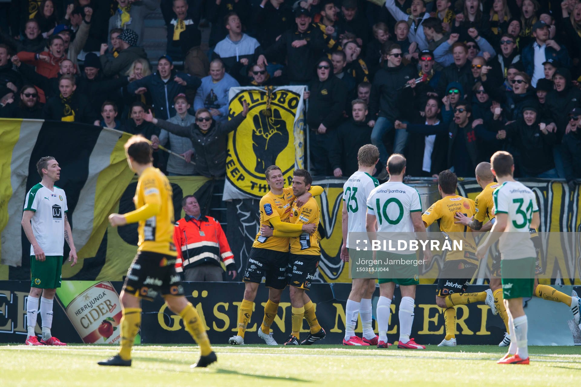 Elfsborgs Anders Svensson jublar och kramas om av Viktor