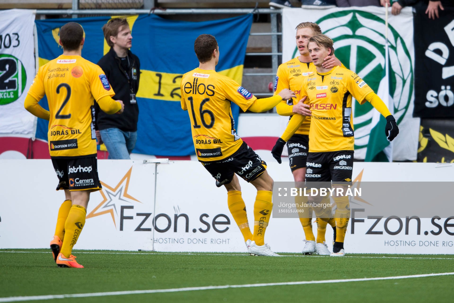 Elfsborgs Simon Hedlund jublar ihop med Per Frick och
