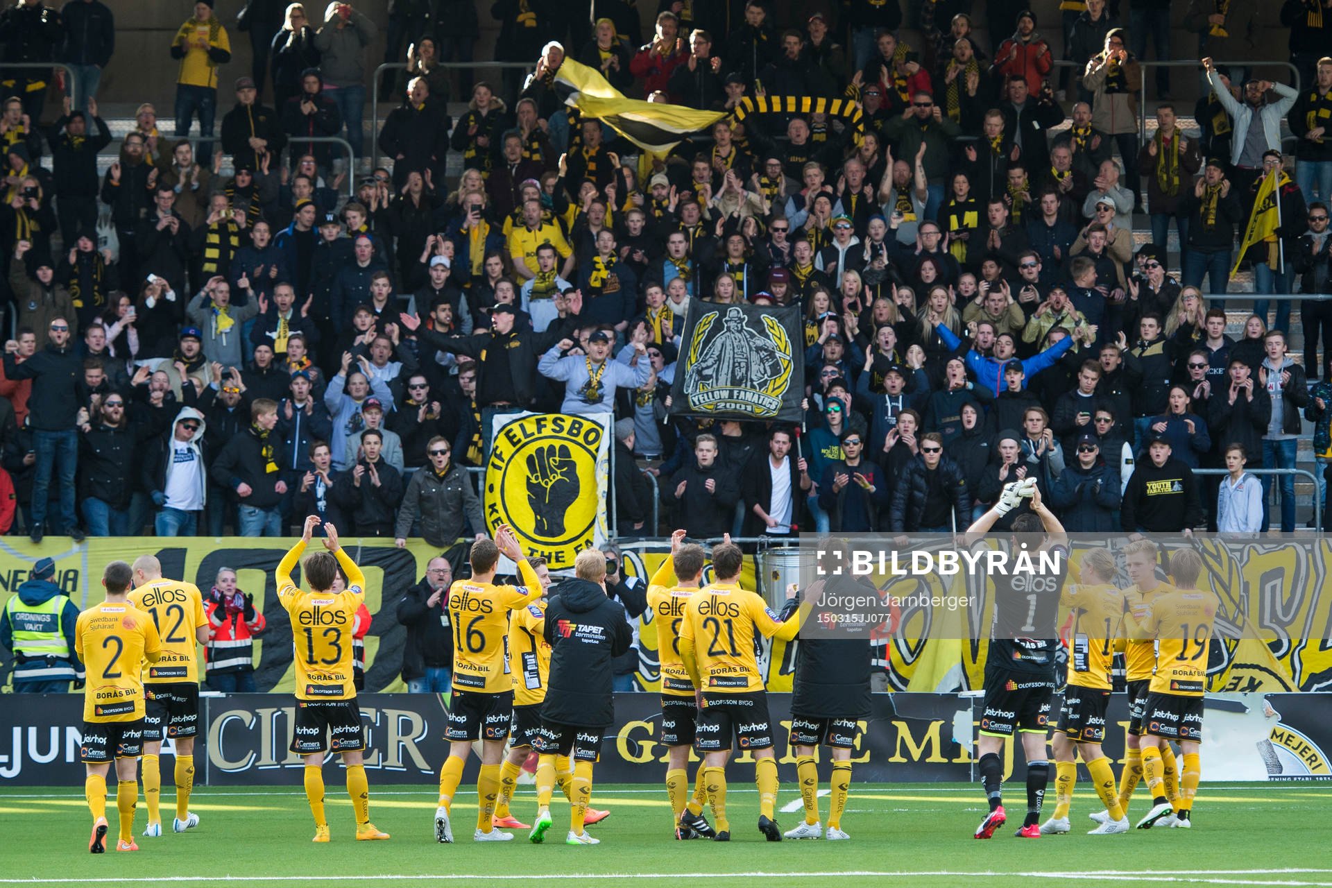 Elfsborgs spelarna tackar supportrarna