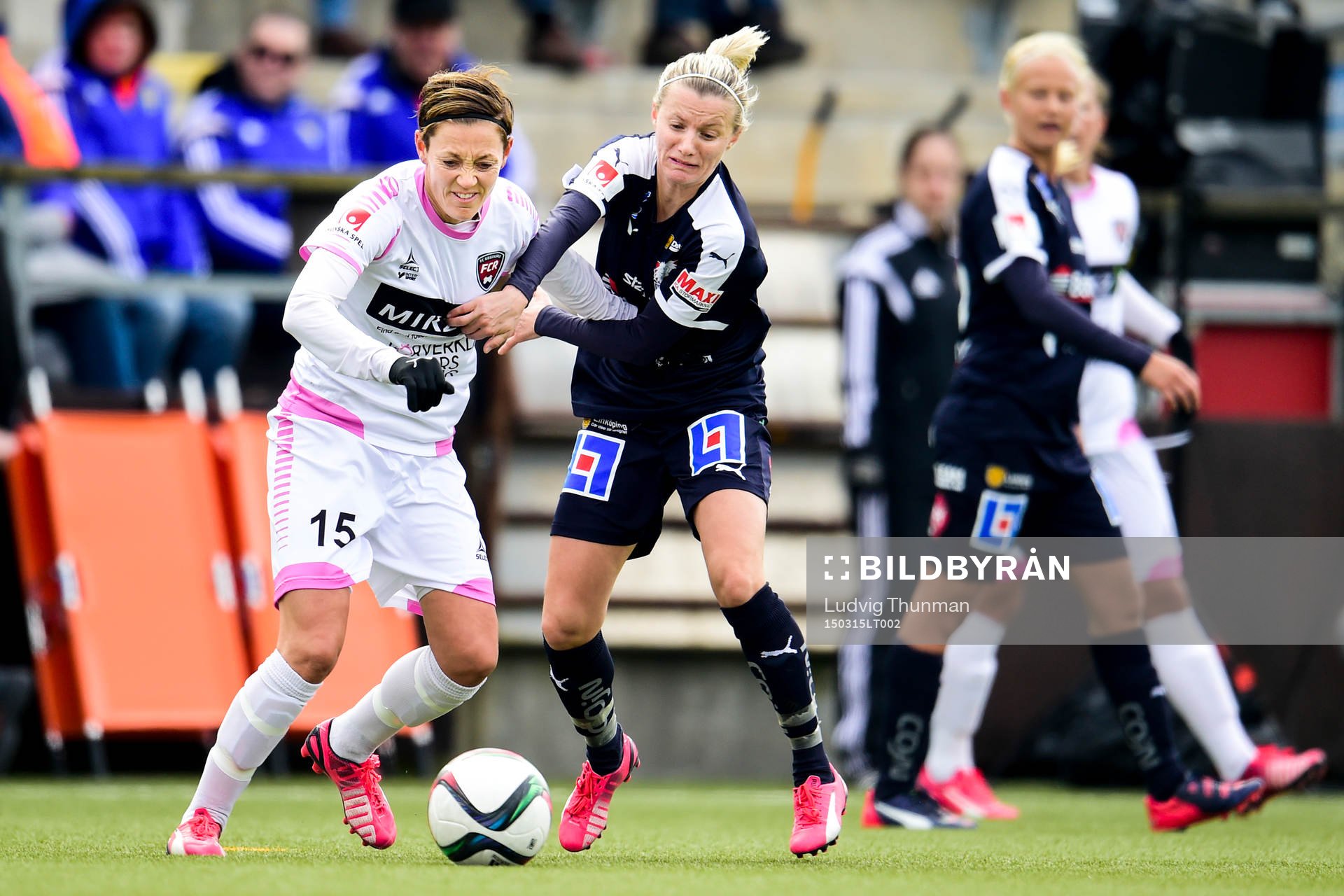 Rosengårds Therese Sjögran i kamp med Linköpings Pernille Harder under fotbollsmatchen i Supercupen mellan FC Rosengård och Linköping den 15 mars 2015 i Malmö.