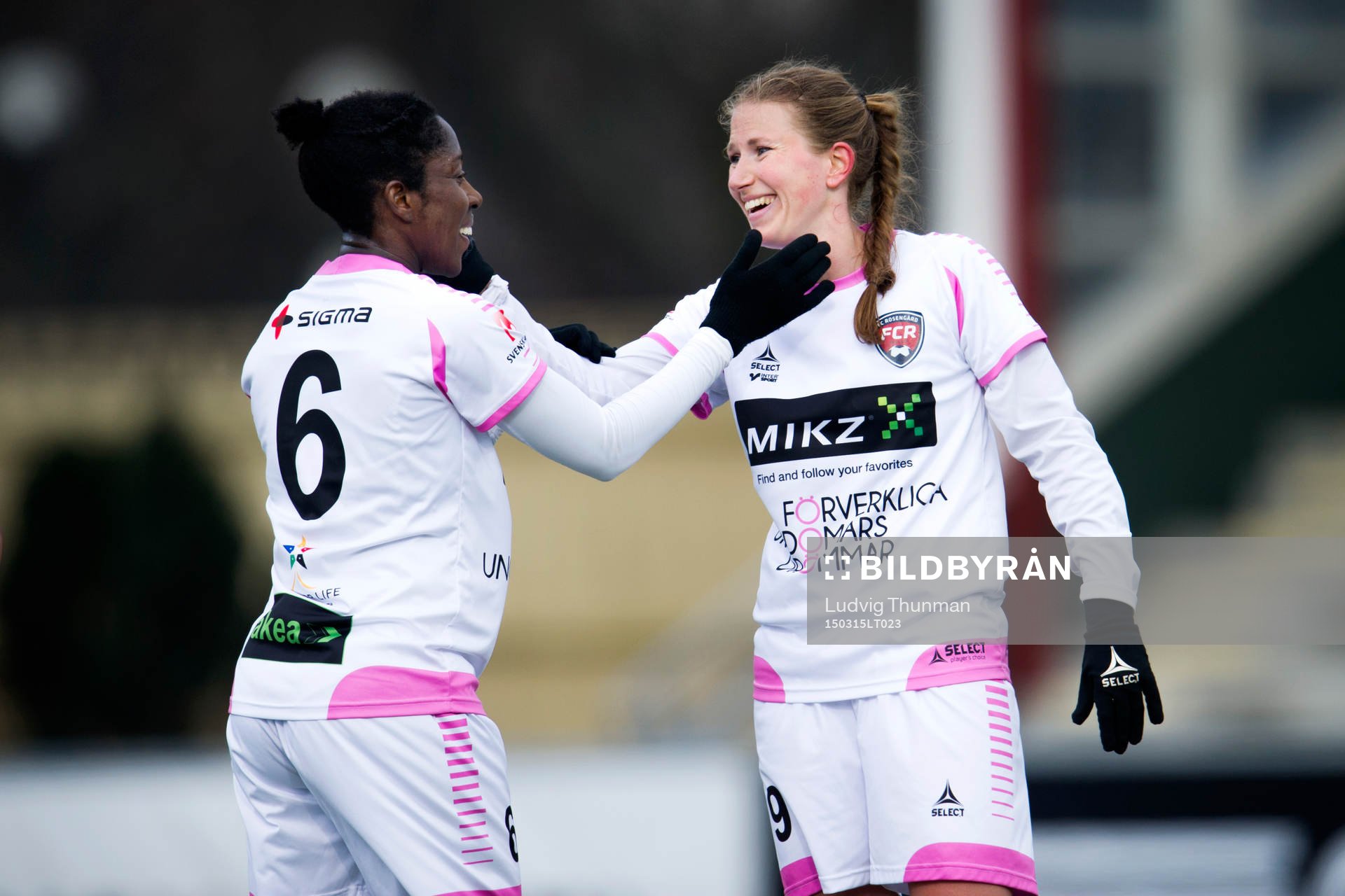Rosengårds Anita Asante och Emma Berglund firar segern i