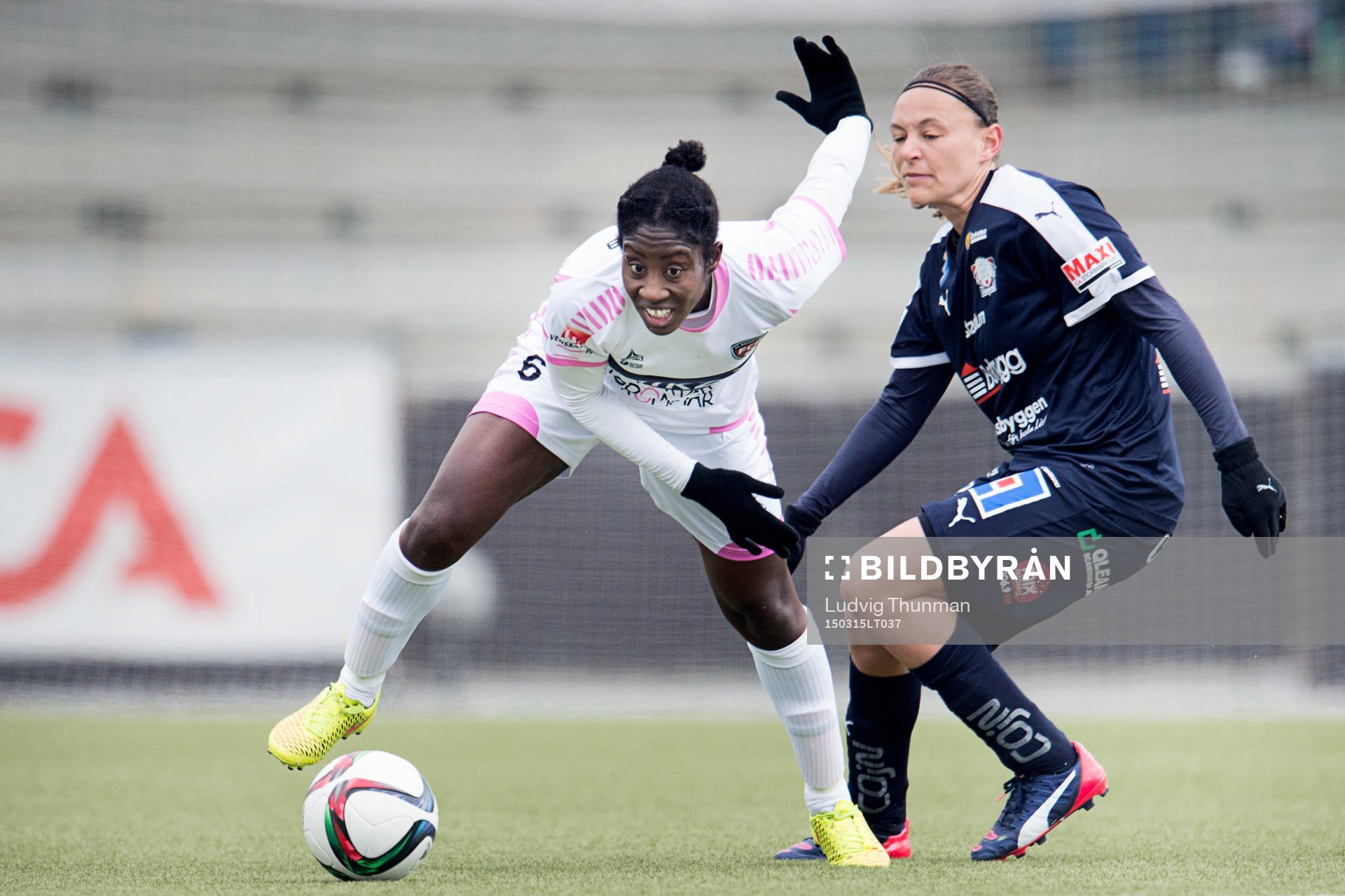 Rosengårds Anita Asante jagas av Linköpings Mariann Gajhede under fotbollsmatchen i Supercupen mellan FC Rosengård och Linköping den 15 mars 2015 i Malmö. 