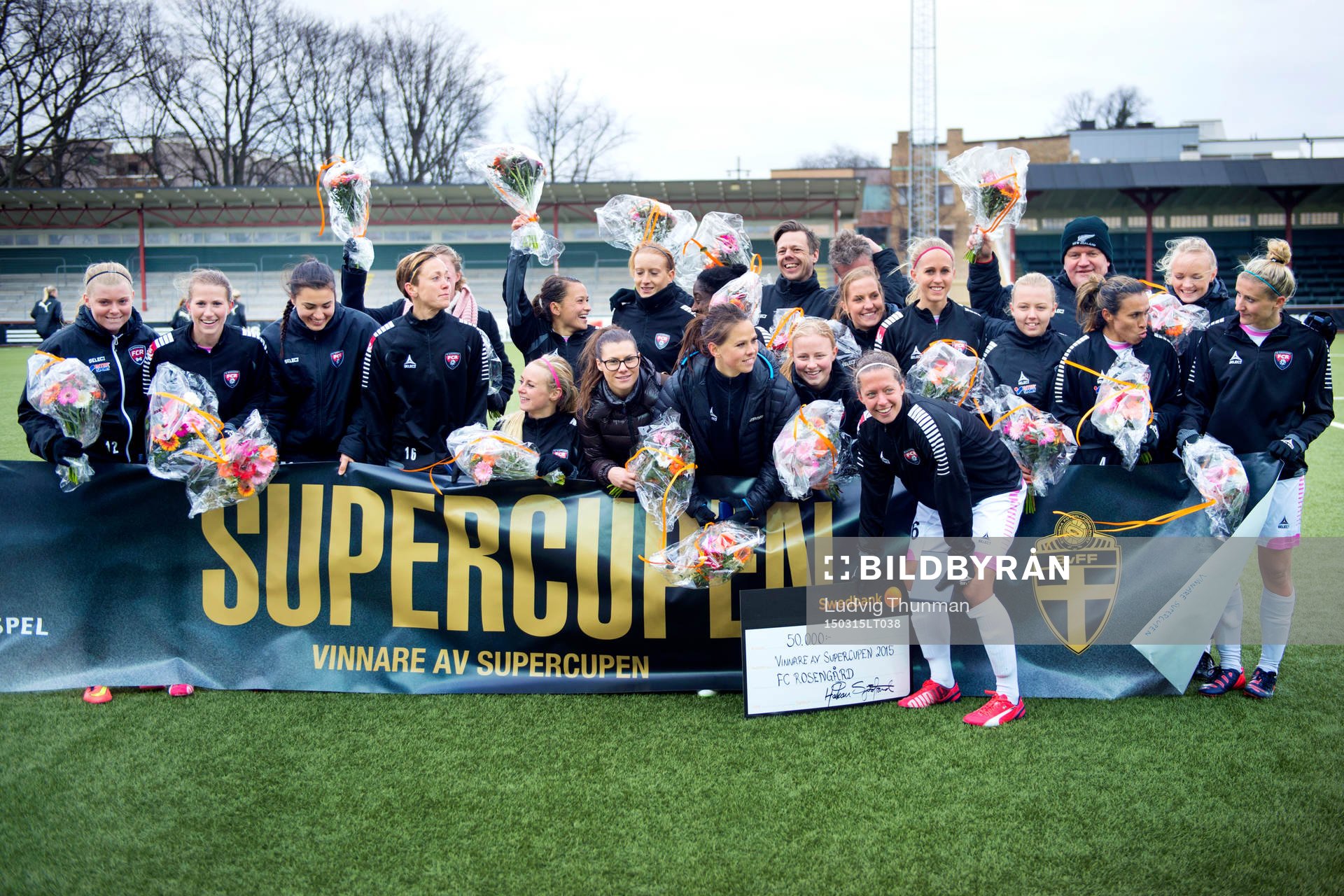 Rosengårds spelar firar de vunnit Supercupen