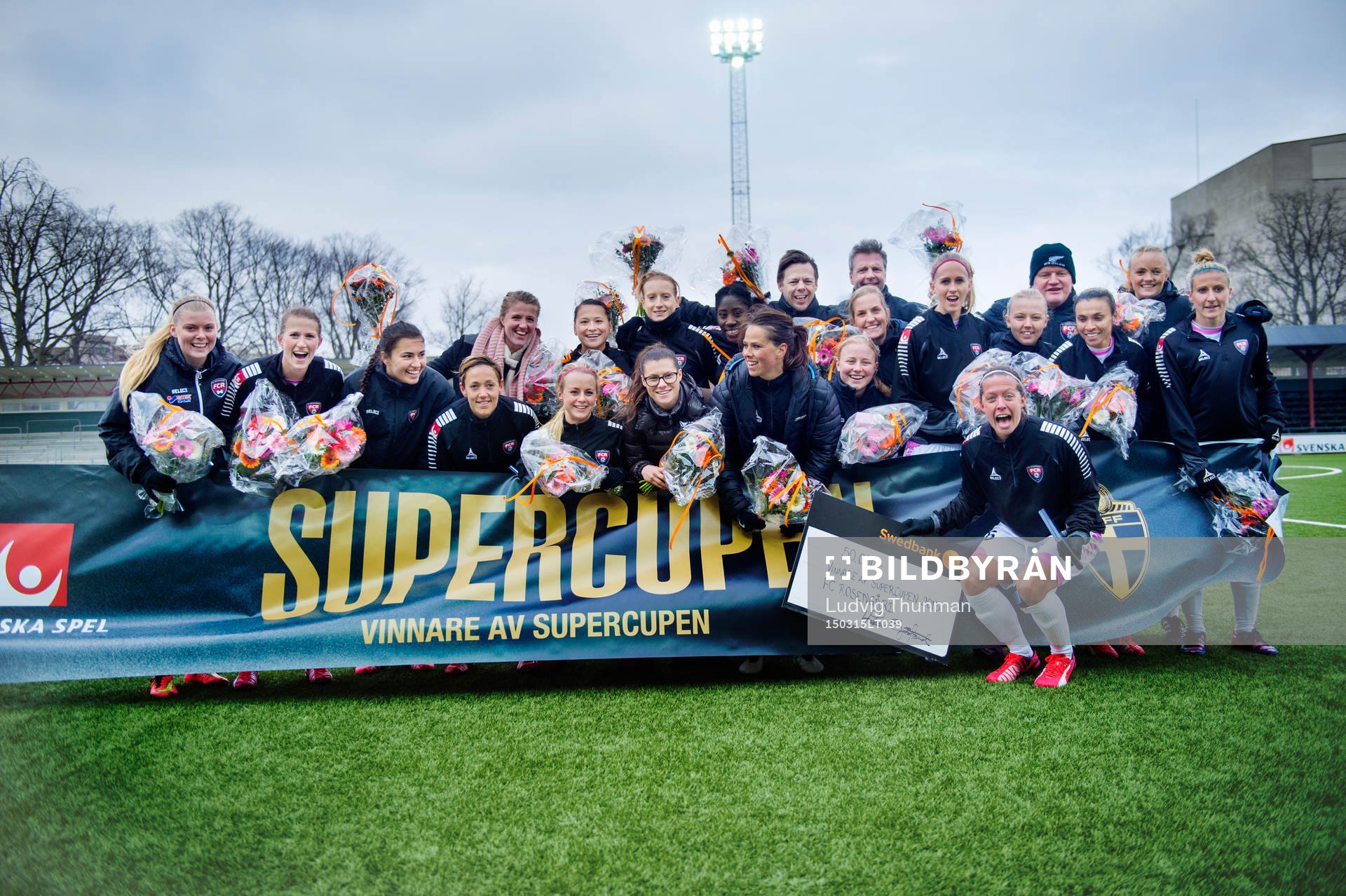 Rosengårds spelar firar de vunnit Supercupen