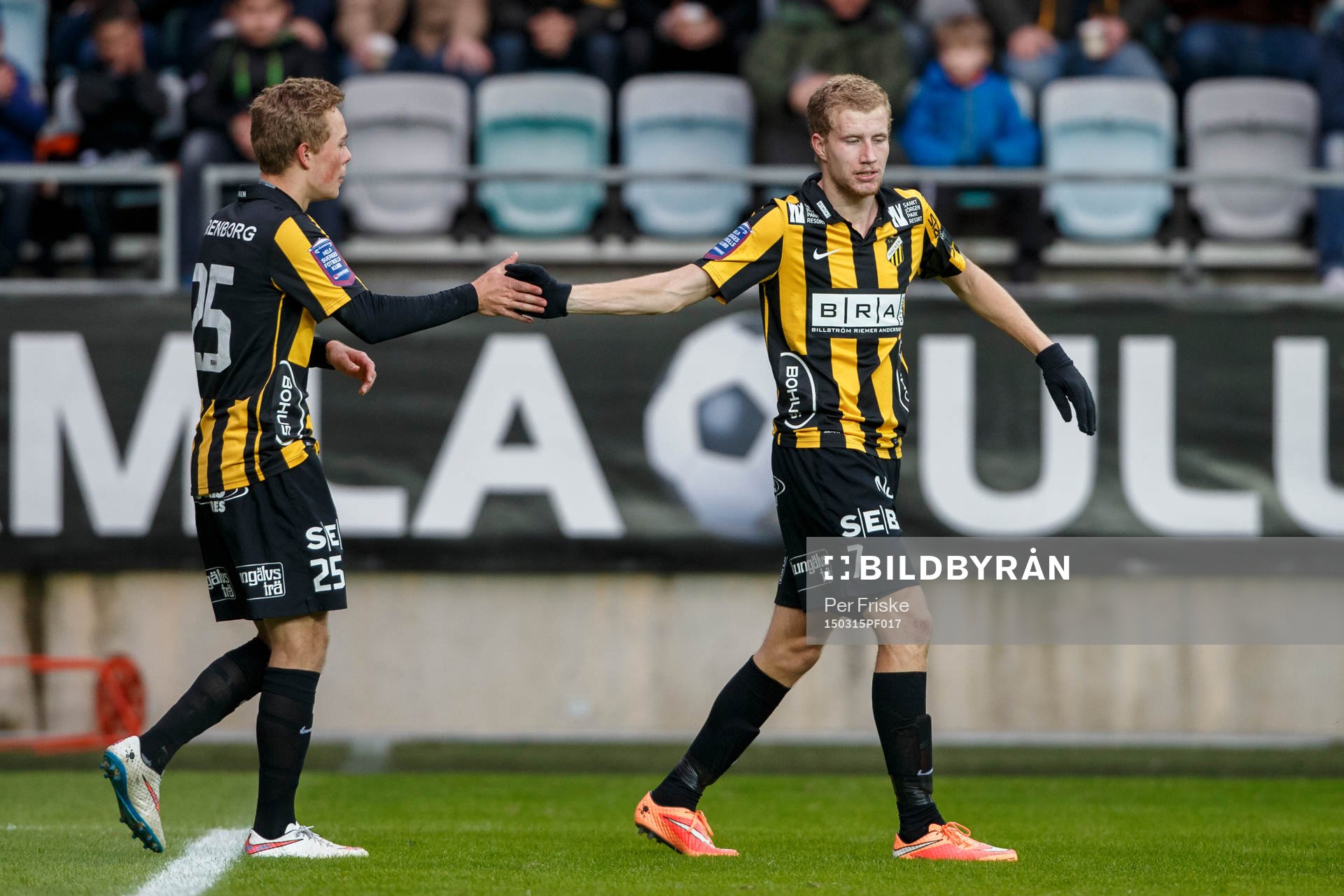 Häckens Simon Gustafson gratuleras av Joel Andersson