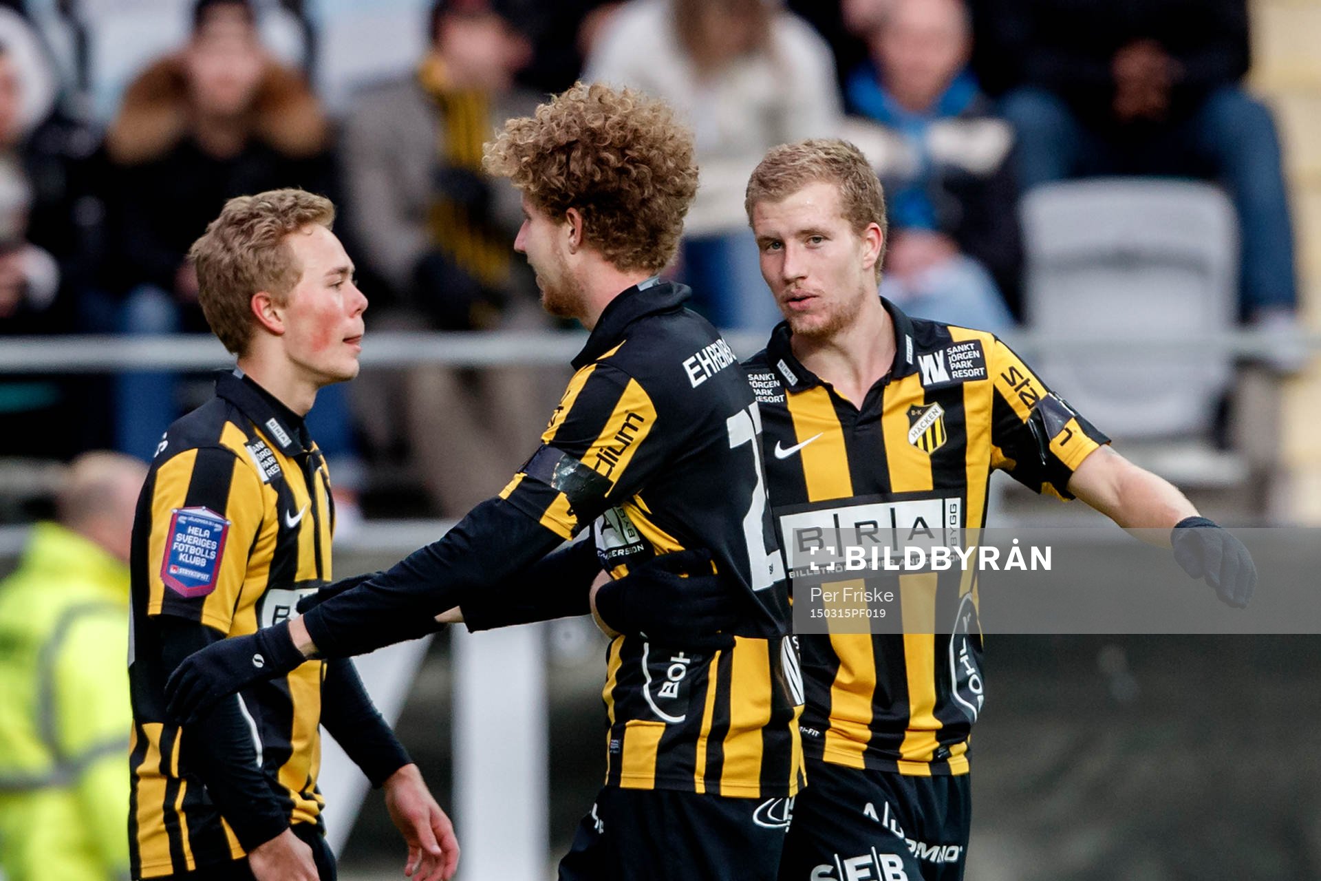 Häckens Simon Gustafson gratuleras av Joel Andersson och