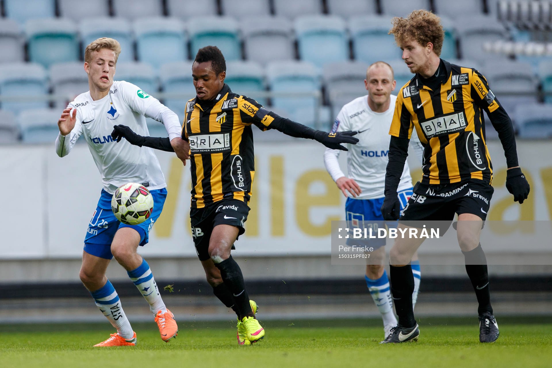 Norrköpings Filip Dagerstål och Häckens Nasiru Mohammed i kamp om bollen under fotbollsmatchen i Svenska Cupen mellan Häcken och Norrköping den 15 mars 2015 i Göteborg.