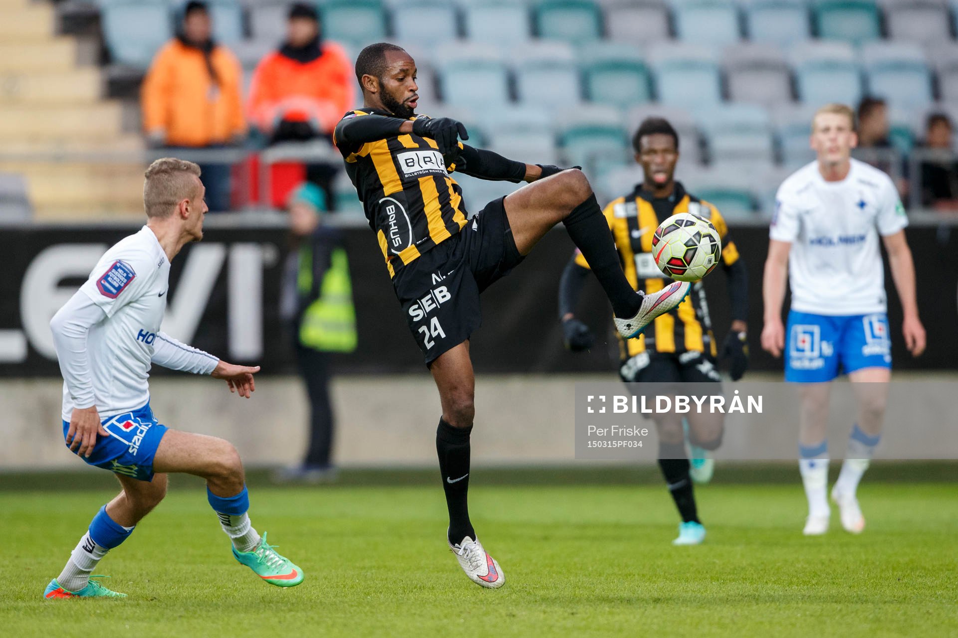 Häckens Rene Makondele med bollen