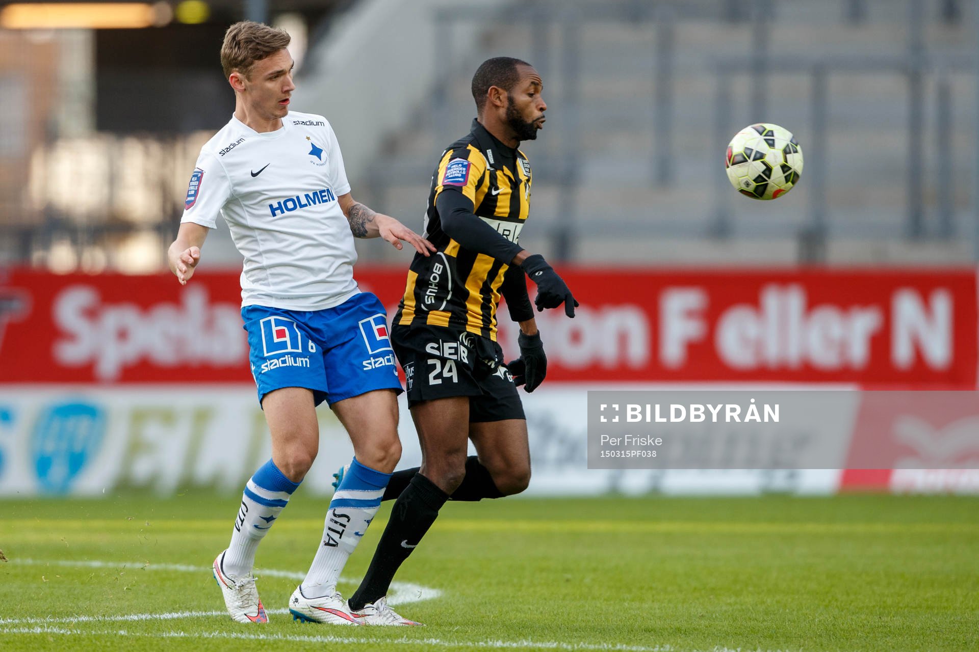 Norrköpings Linus Wahlqvist och Häckens Rene Makondele