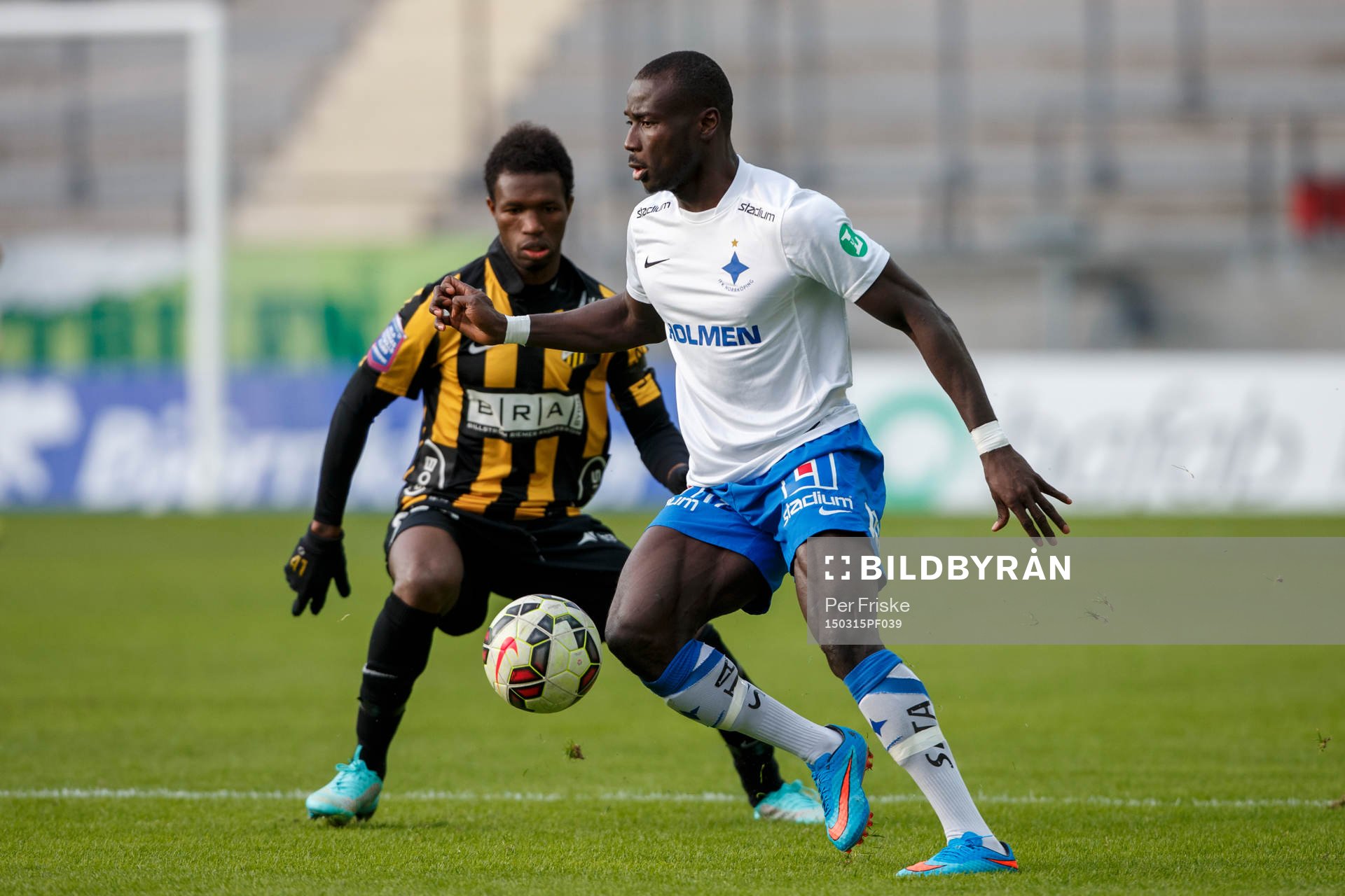 Norrköpings Alhaji Kamara med bollen under fotbollsmatchen i Svenska Cupen mellan Häcken och Norrköping den 15 mars 2015 i Göteborg.