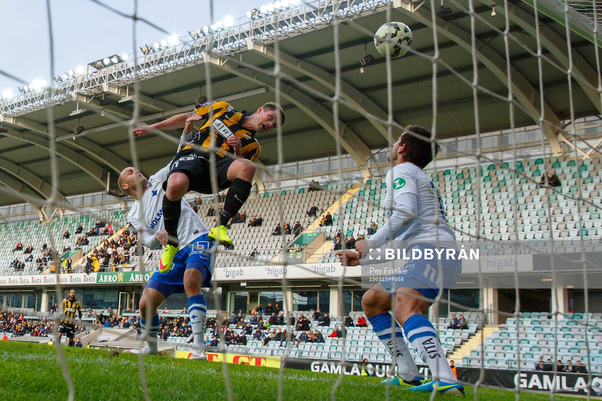 Häckens Gunnar Heidar Thorvaldsson nickar in 1-1