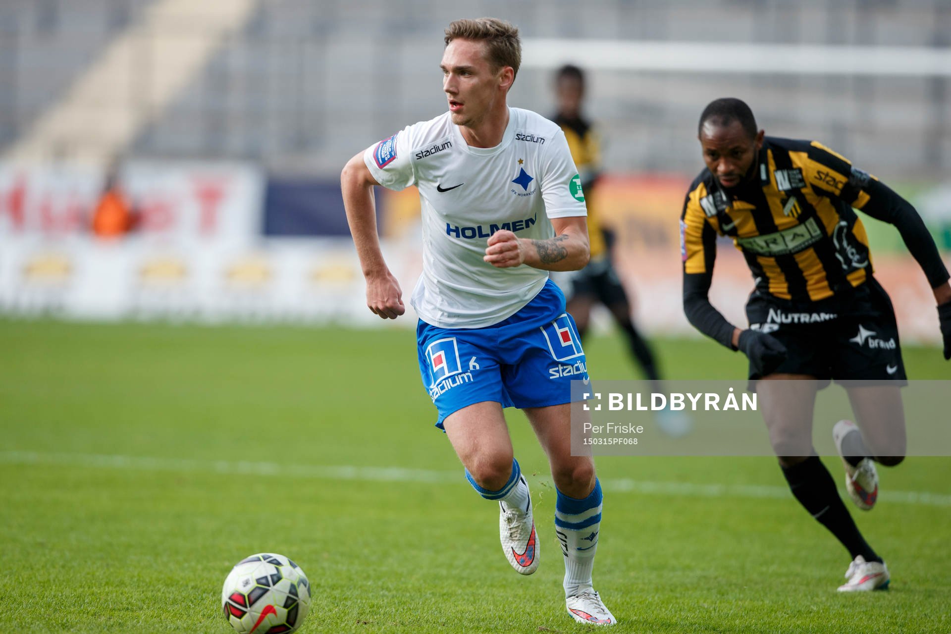Norrköpings Linus Wahlqvist med bollen