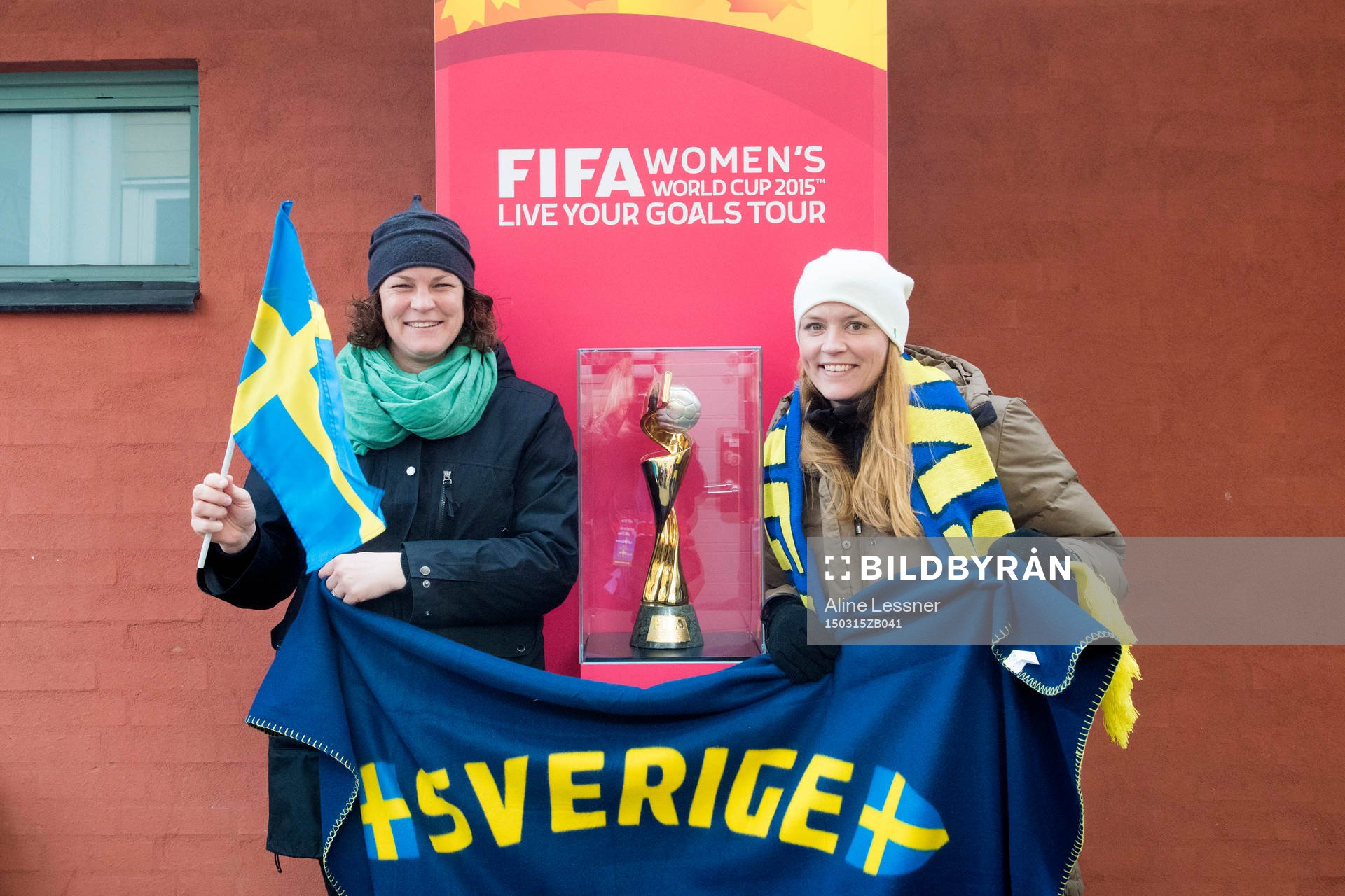 Besökare på finalen i Supercupen fotograferas med VM-pokalen den 15 mars 2015 i Malmö.