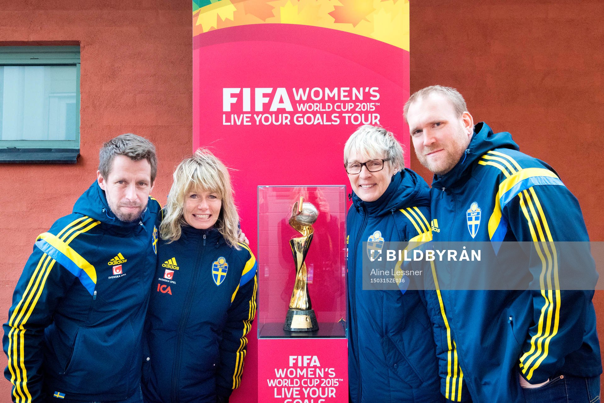 Besökare på finalen i Supercupen fotograferas med