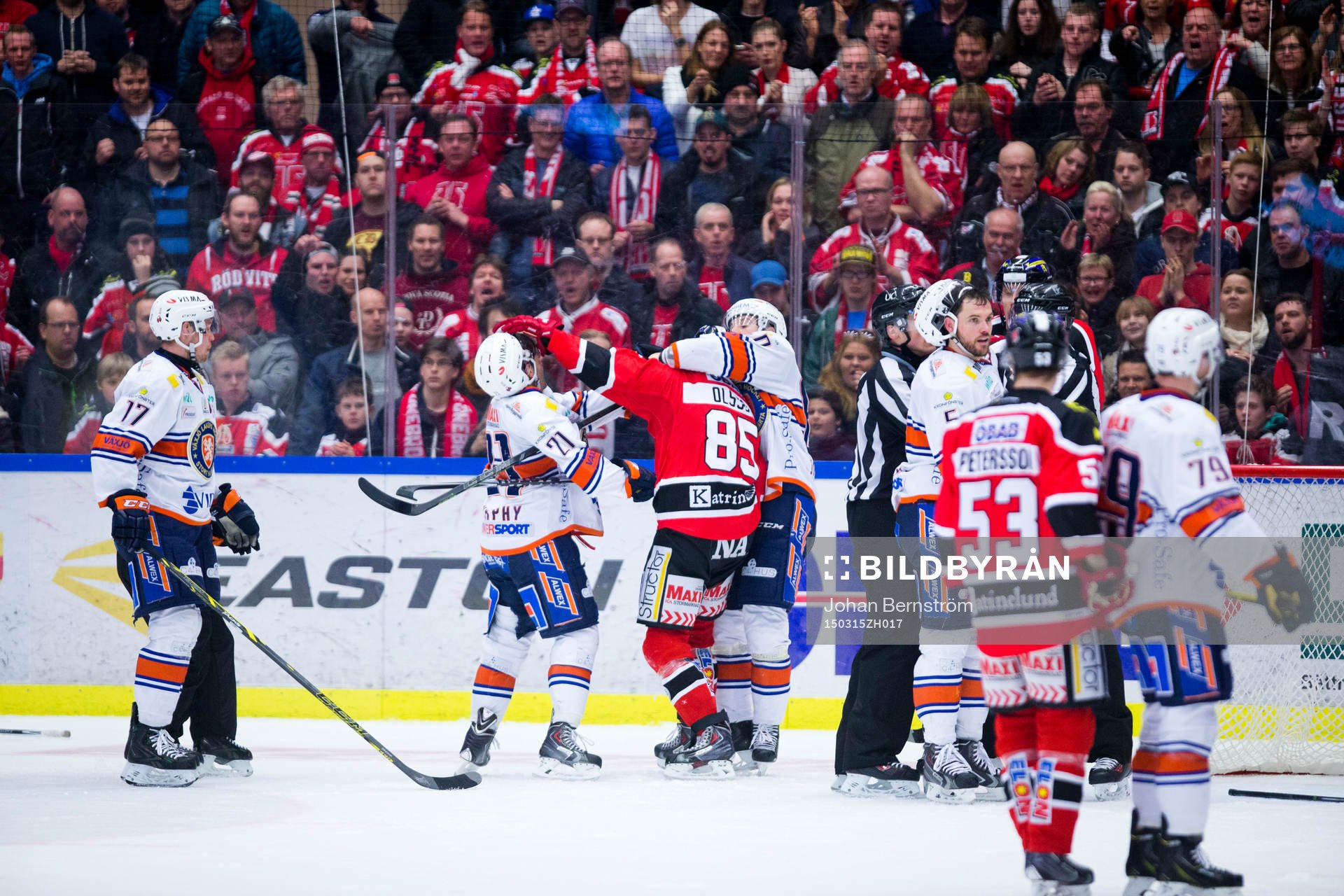 Växjös Cory Murphy och Örebros Kalle Olsson i en fight