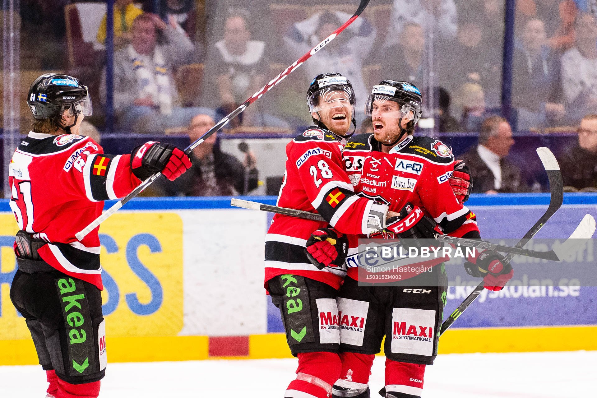Malmö Redhawks Jens Olsson och Mattias Persson jublar