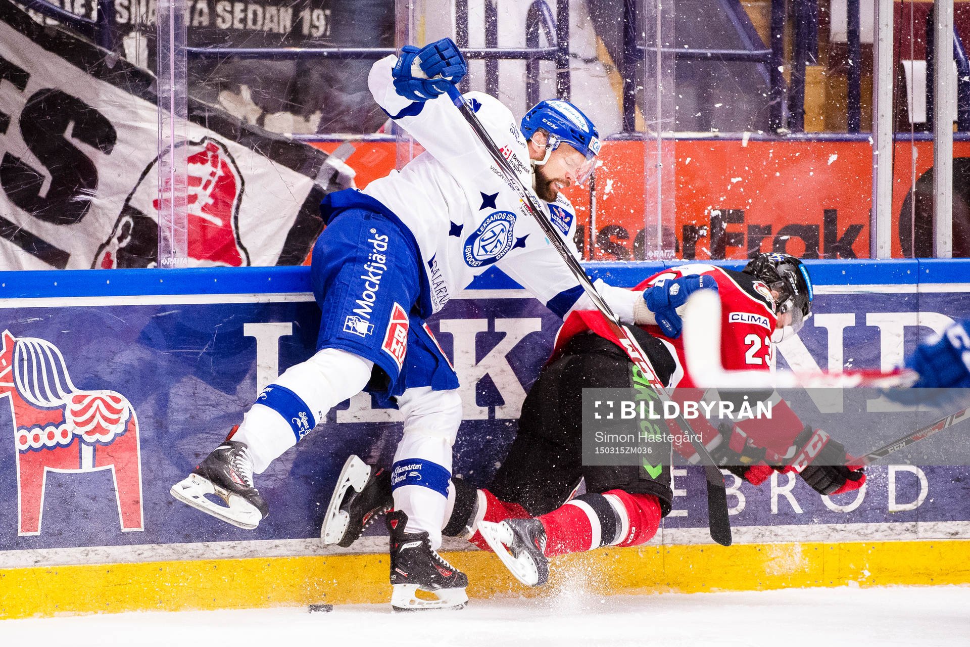 Leksands Joonas Rönnberg tacklar Malmö Redhawks