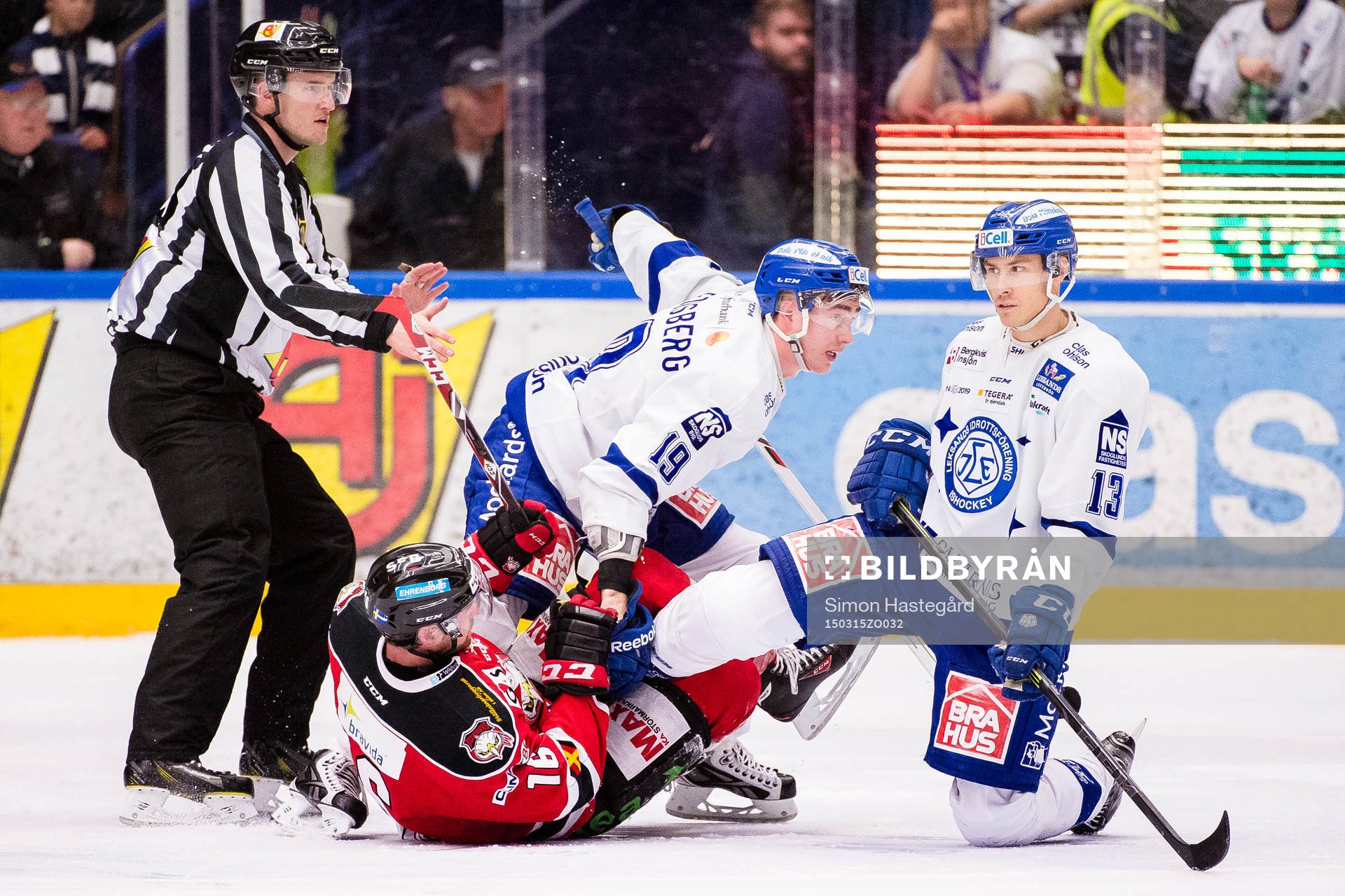 Malmö Redhawks Magnus Häggström håller fast Leksands