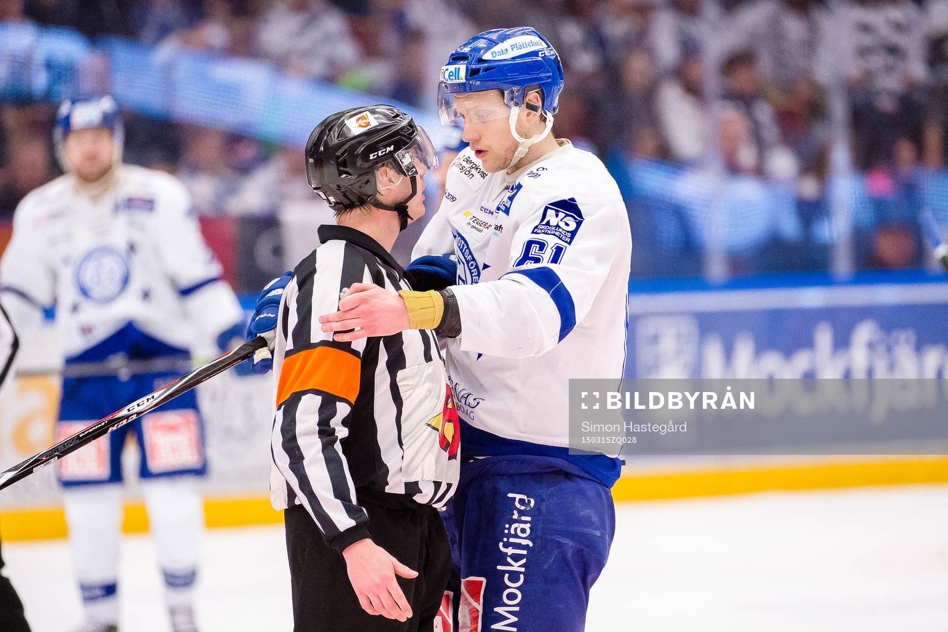 Leksands Johan Ryno i samtal med en domare