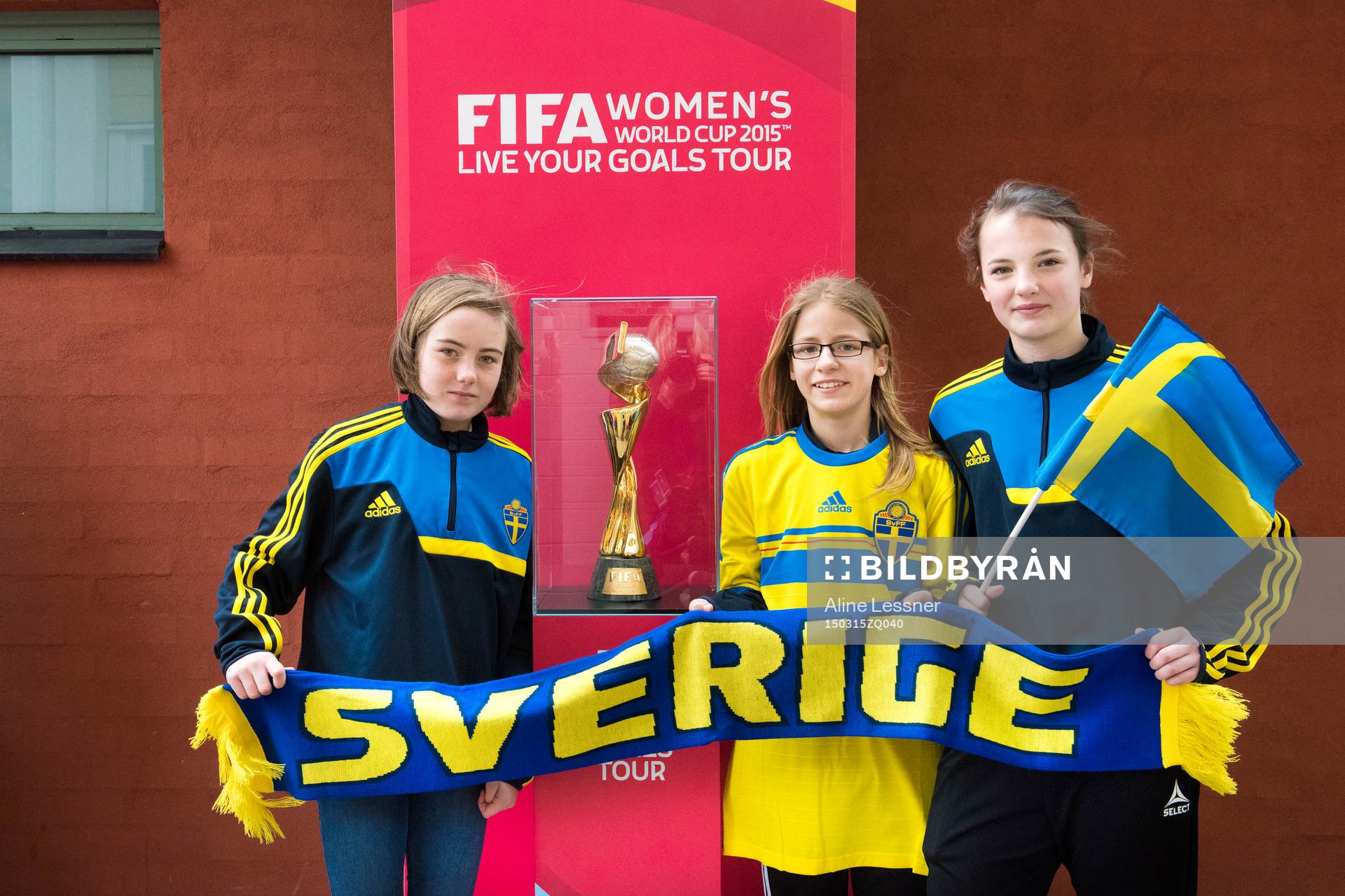 Besökare på finalen i Supercupen fotograferas med
