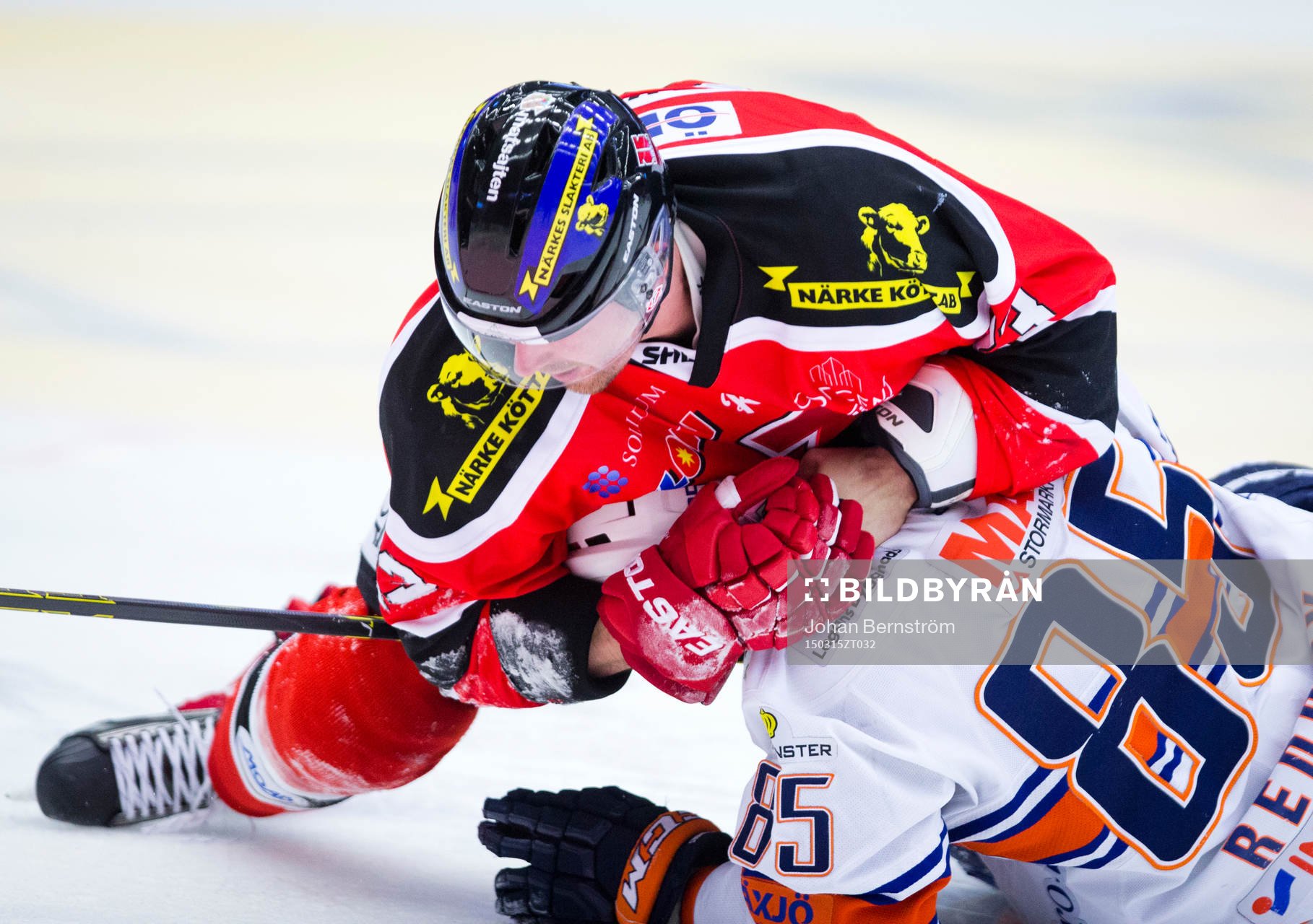 Örebros Tomas Skogs och Växjös Liam Reddox i en fight