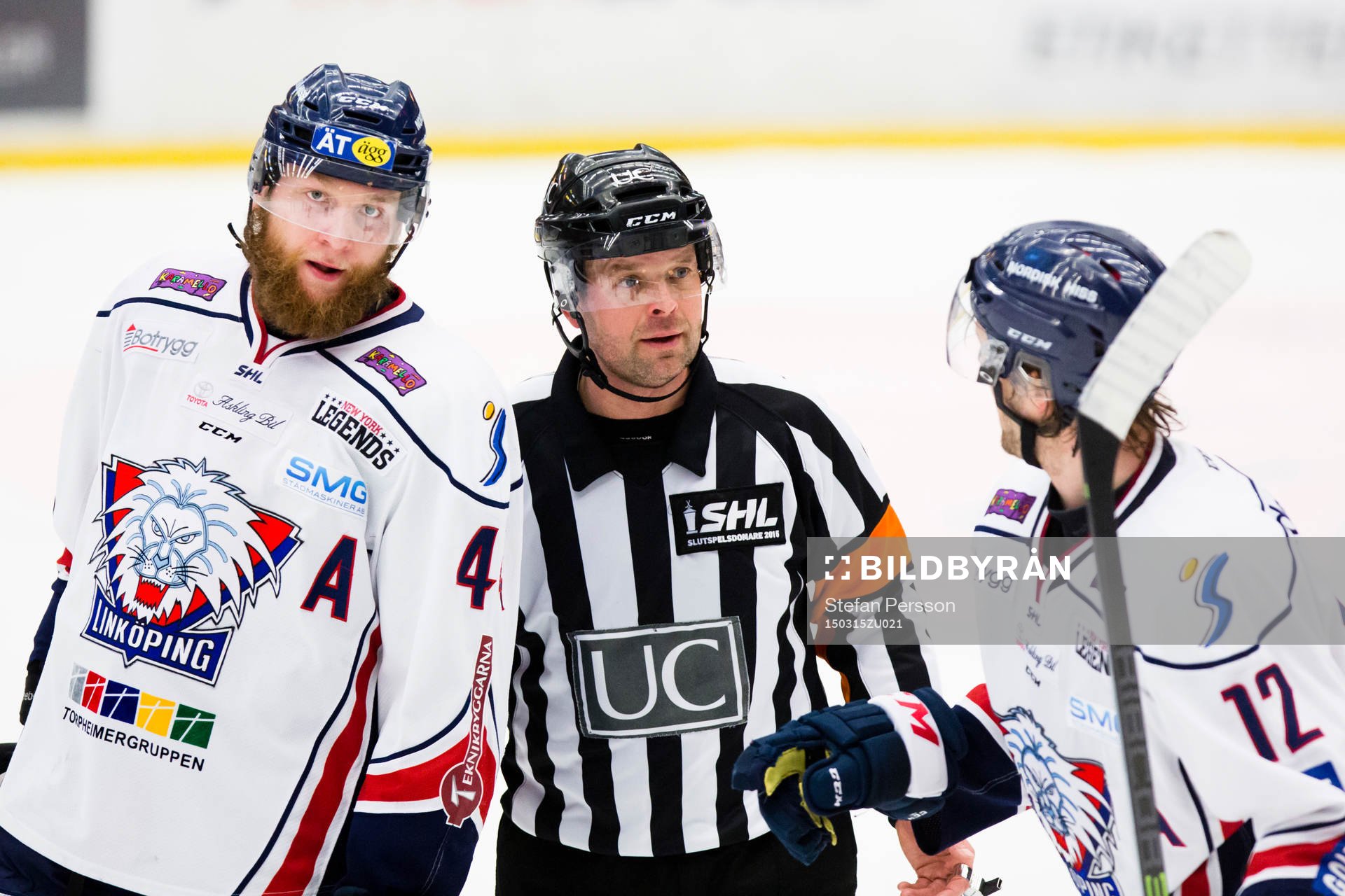 Linköpings Jonas Junland och Sebastian Karlsson (h) pratar