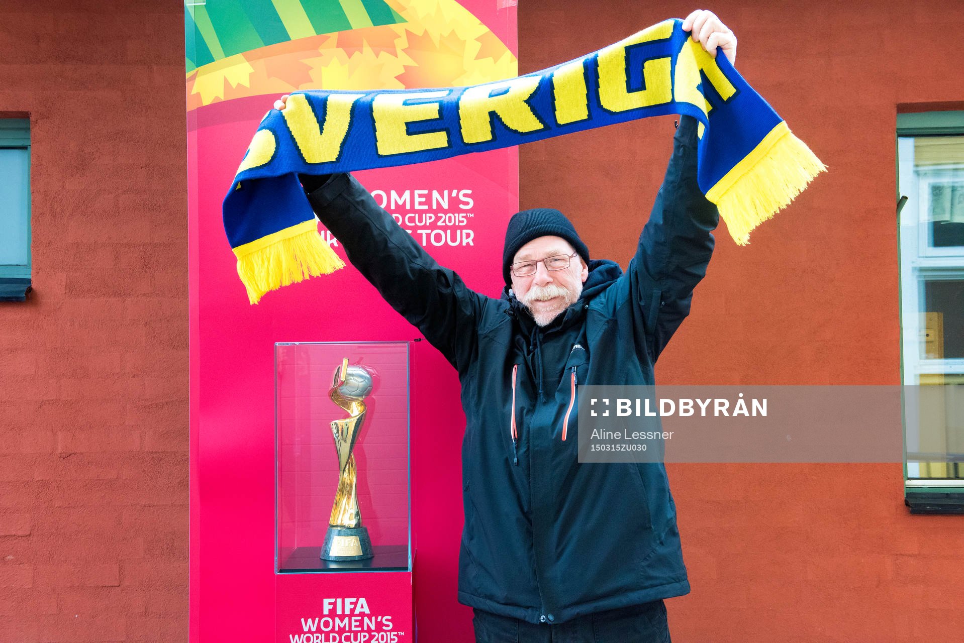 Besökare på finalen i Supercupen fotograferas med