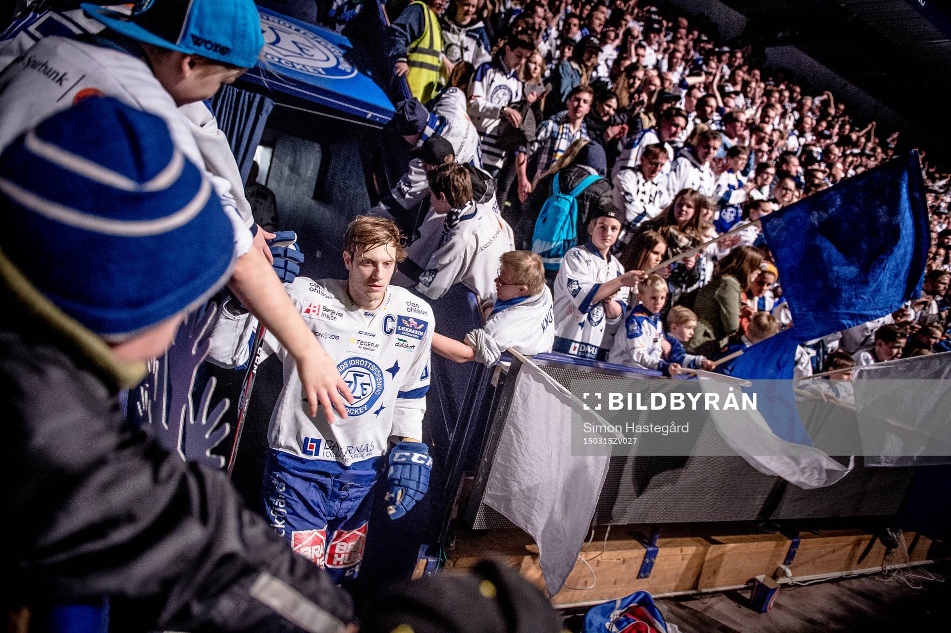 Leksands Johan Ryno gör entre före ishockeymatchen i
