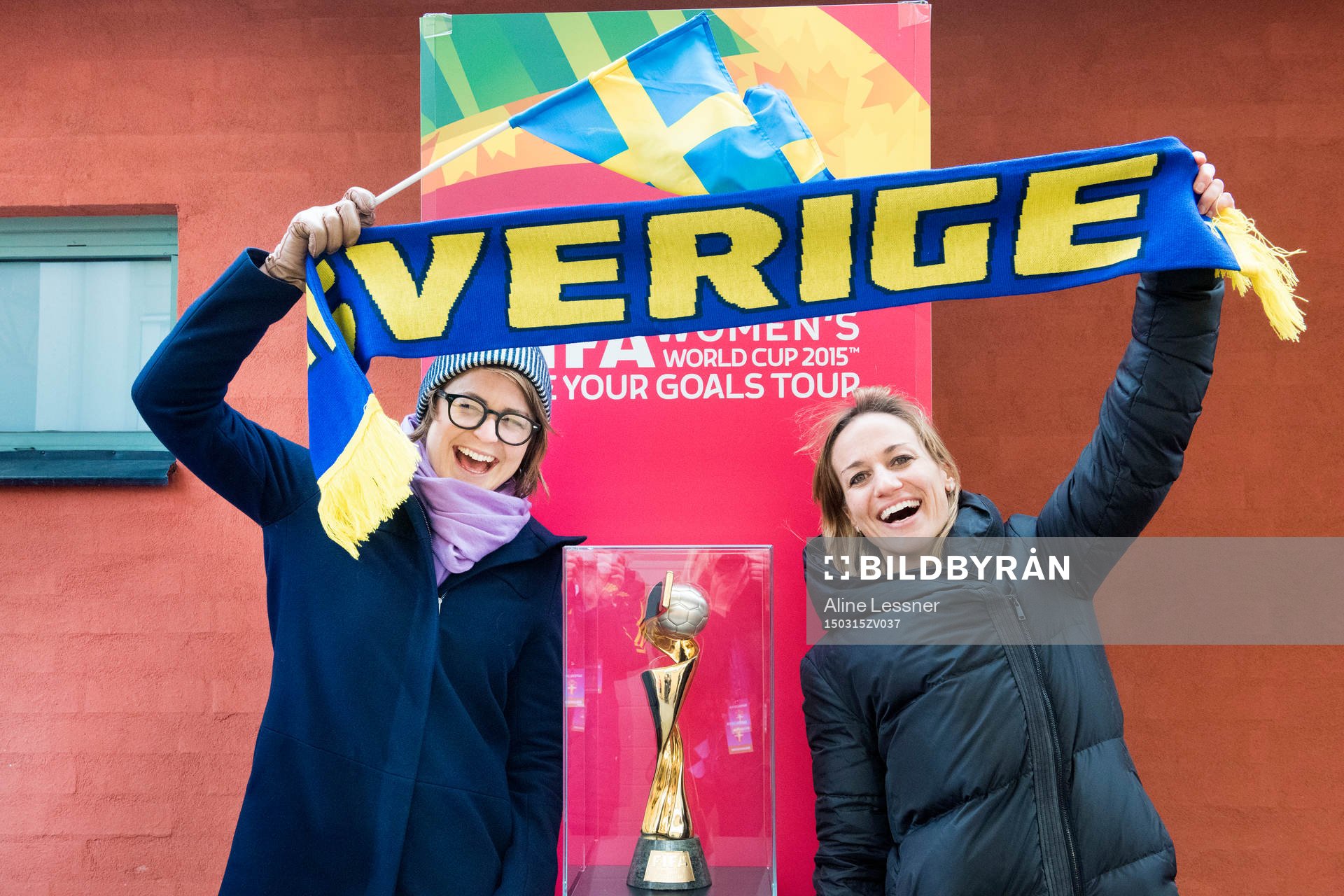 Besökare på finalen i Supercupen fotograferas med
