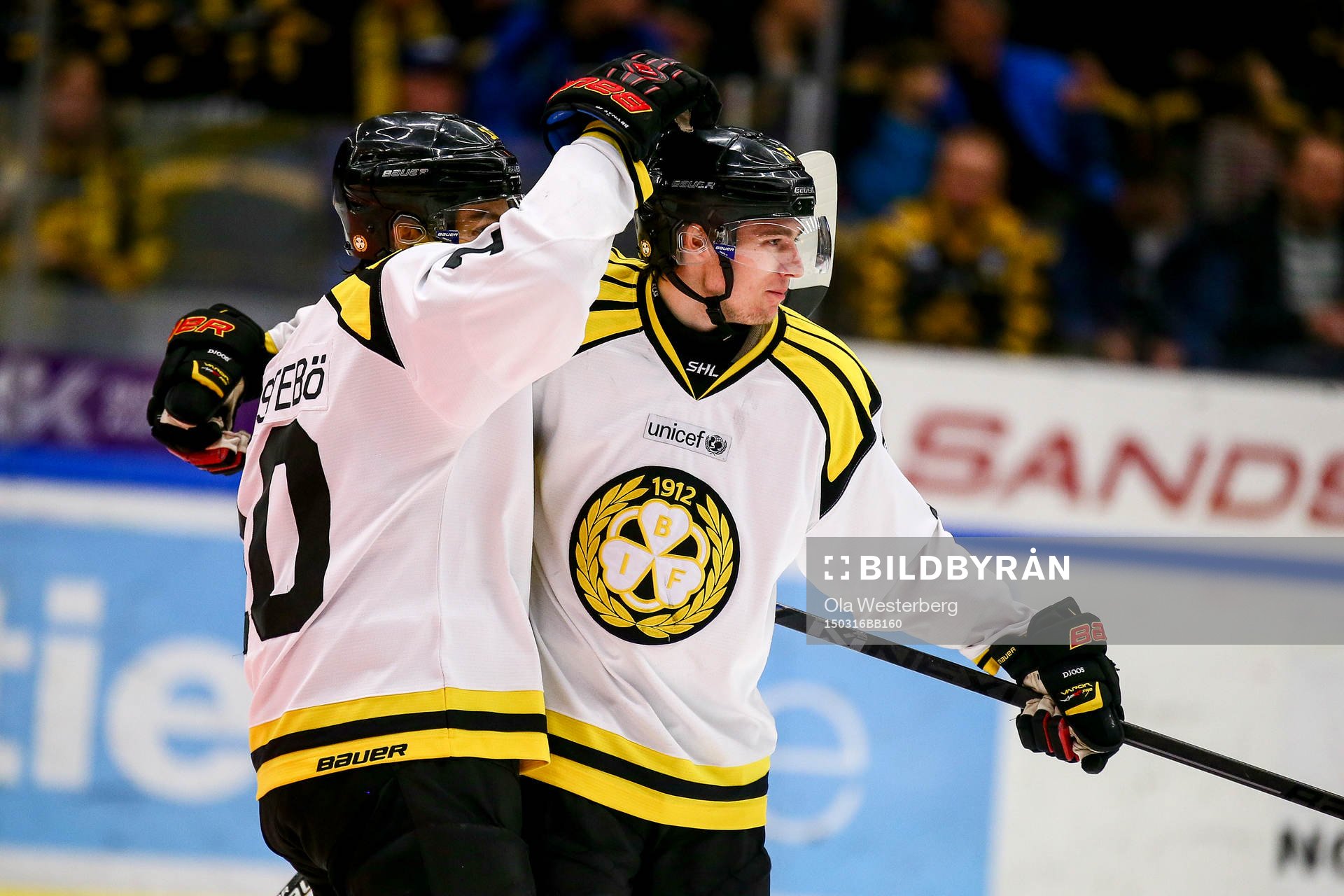 Brynäs Christian Djoos  och Mattias Nörstebö  jublar