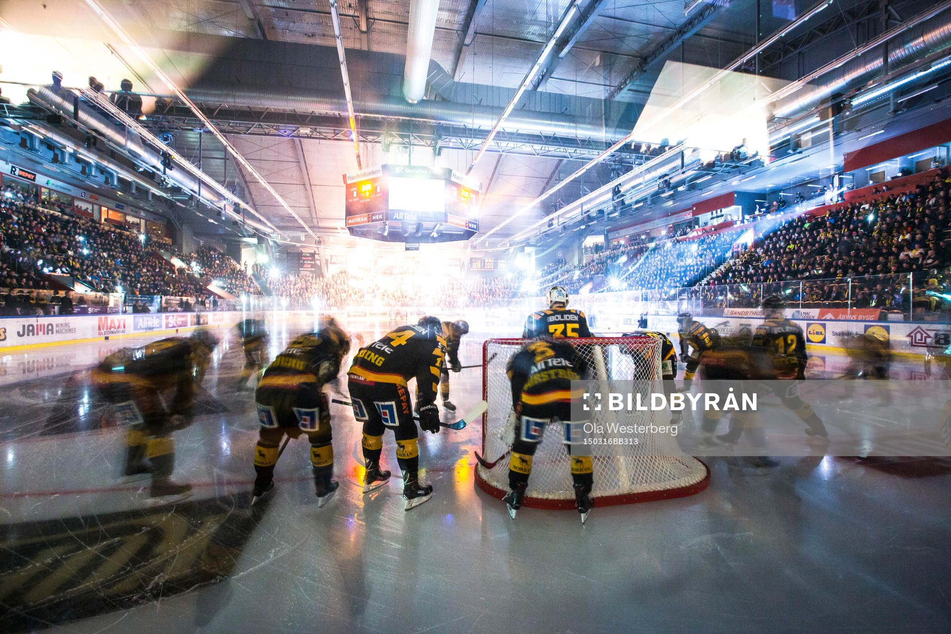 Skellefteås lag samlas runt målburen före kvartsfinal