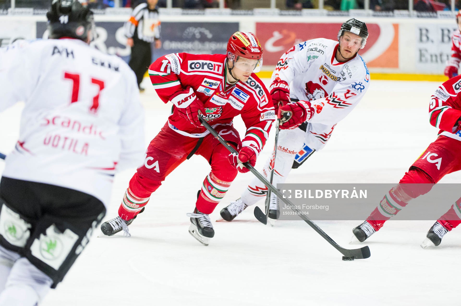 Modos Simon Önerud kämpar mot Vita Hästens Henrik