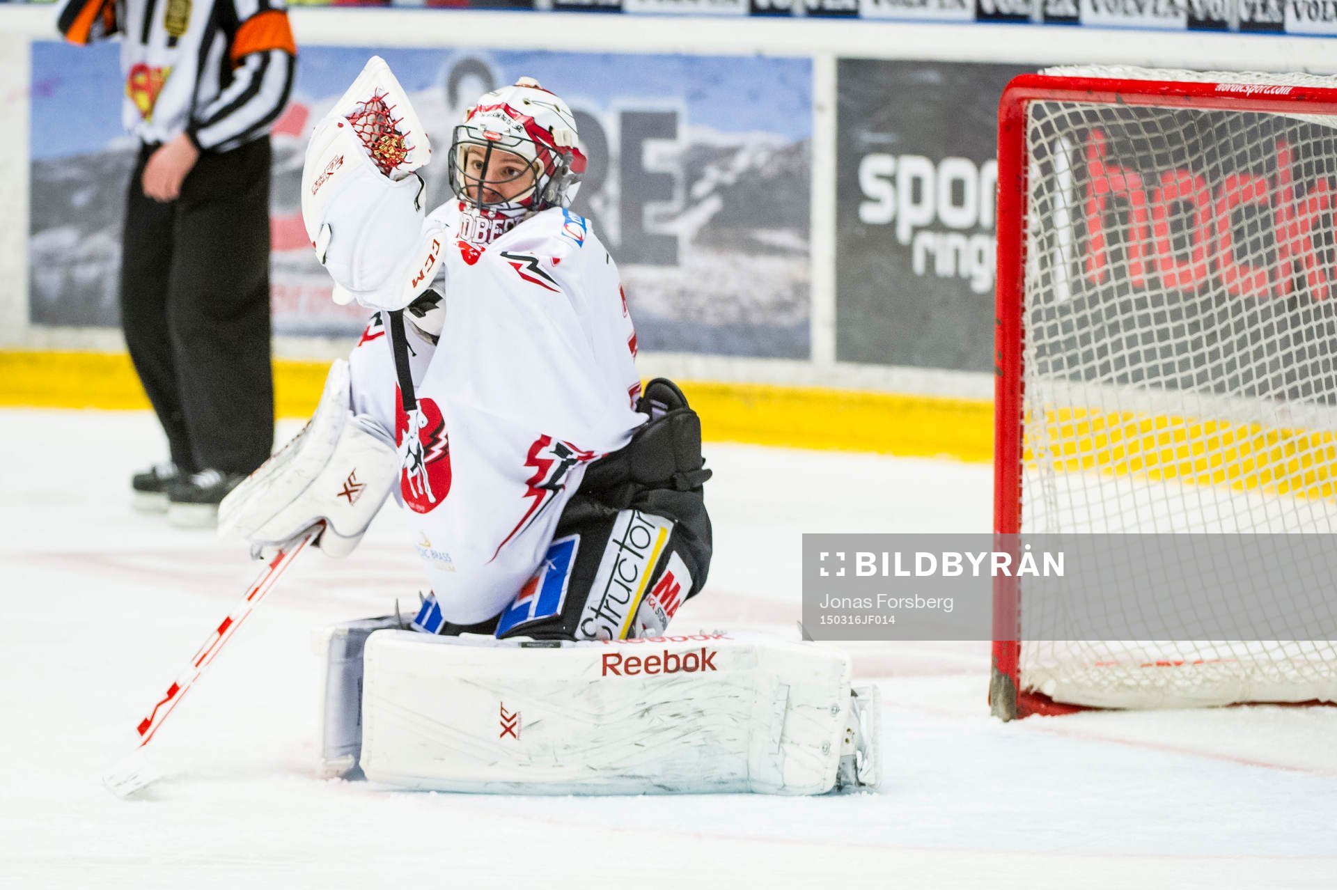 Vita Hästens målvakt Henrik Lundberg räddar pucken