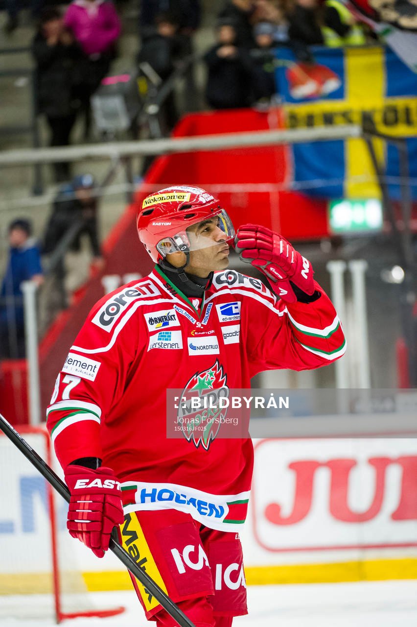 Modos Donald Brashear vinkar till fansen