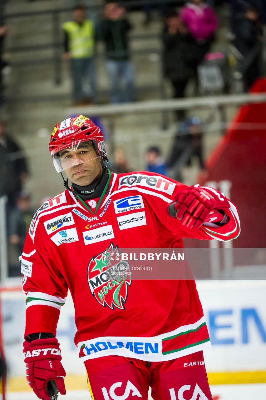 Modos Donald Brashear vinkar till fansen