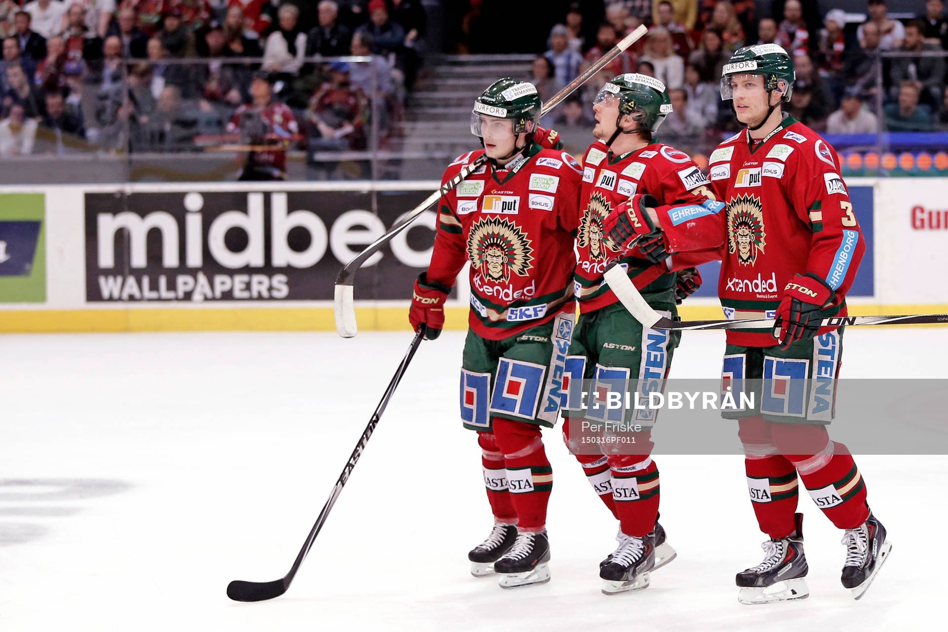 Frölundas Nicklas Lasu får hjälp av isen