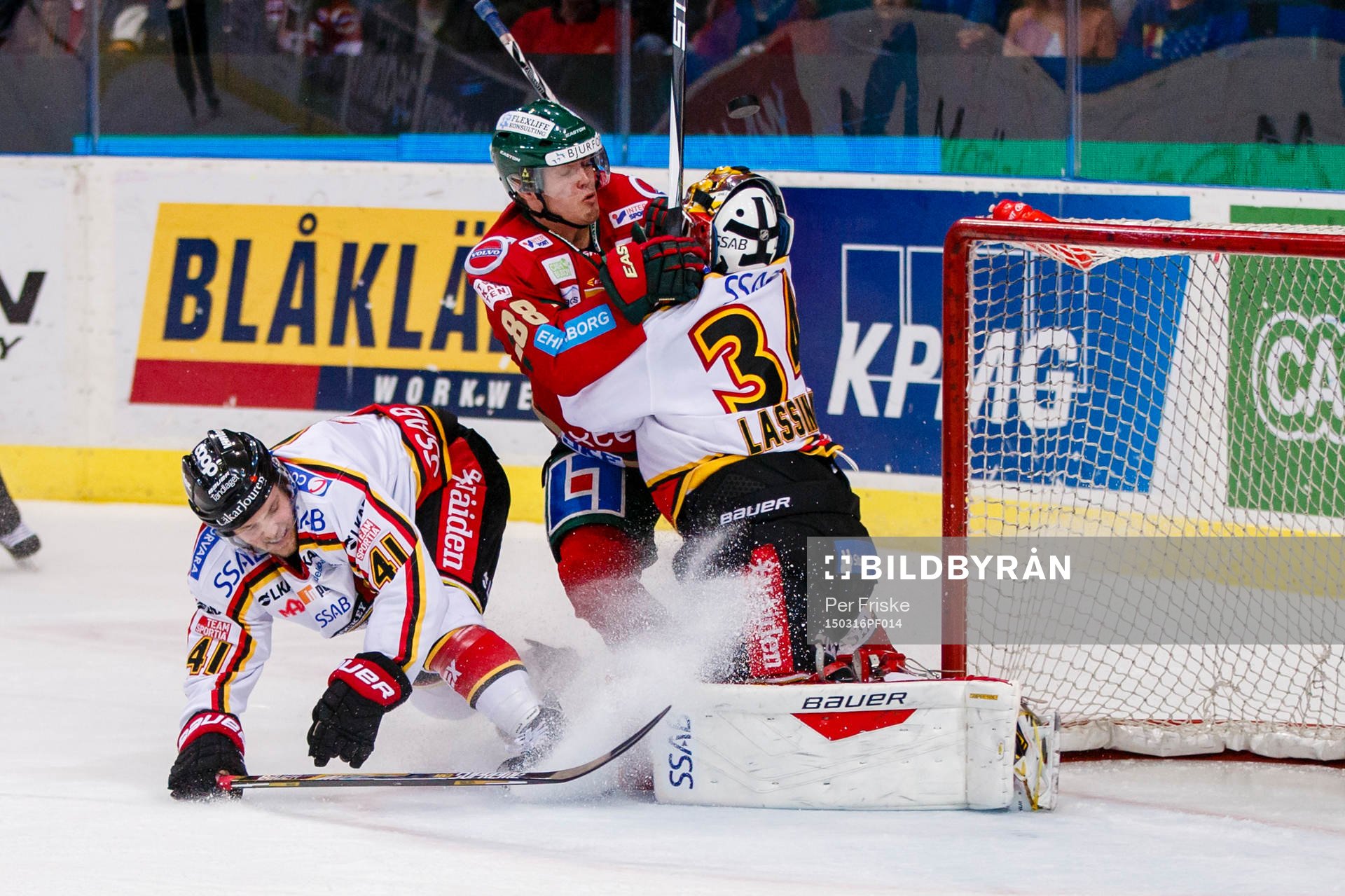 Frölundas Andreas Johnson krockar med Luleås målvakt