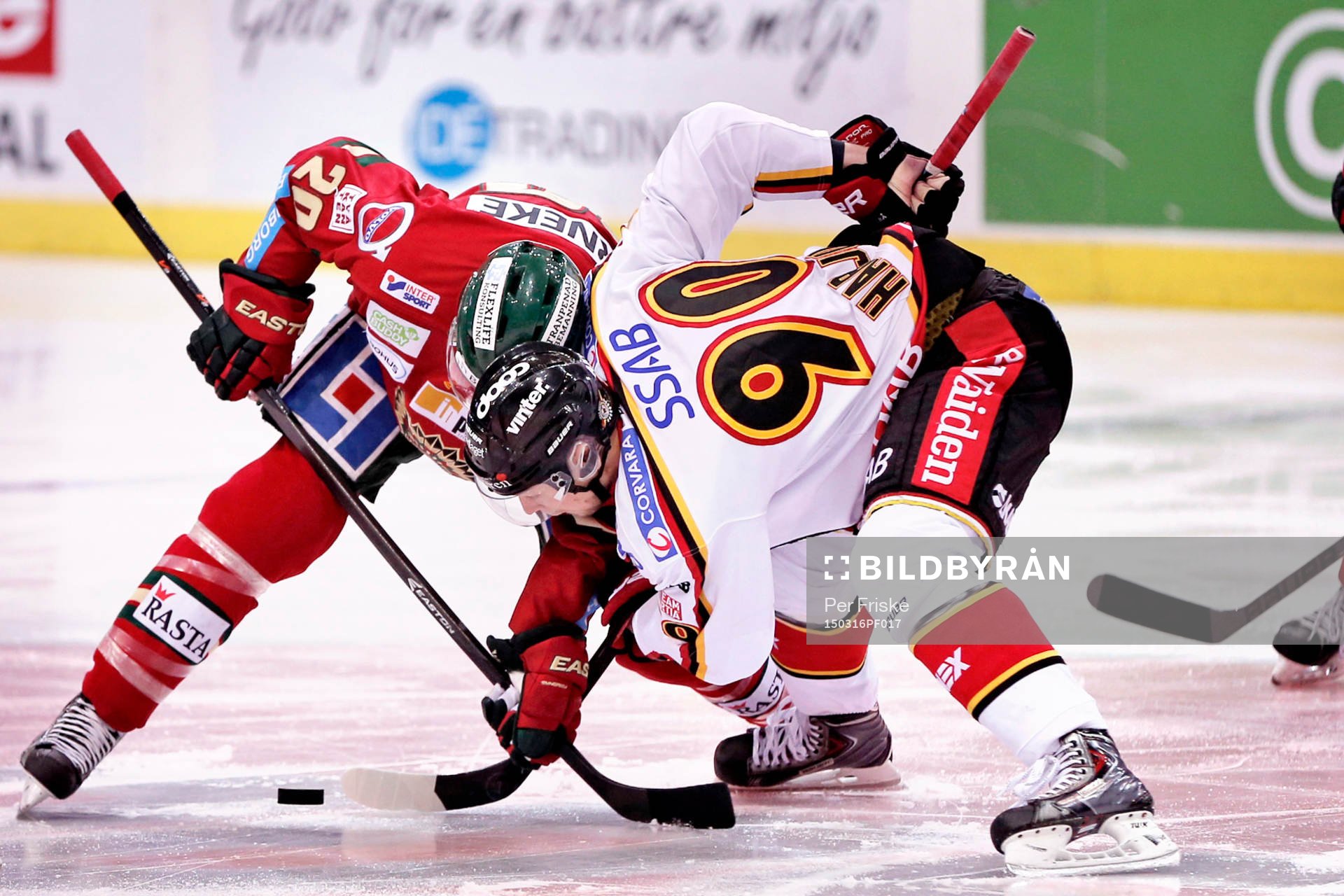 Frölundas Joel Lundqvist och Luleås Johan Harju tekar