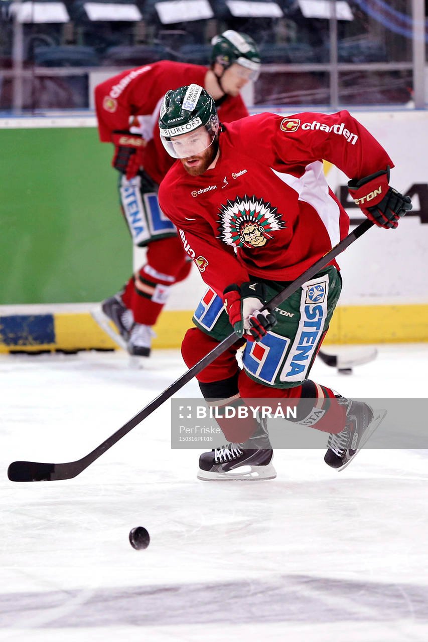 Frölundas Robin Figren värmer upp
