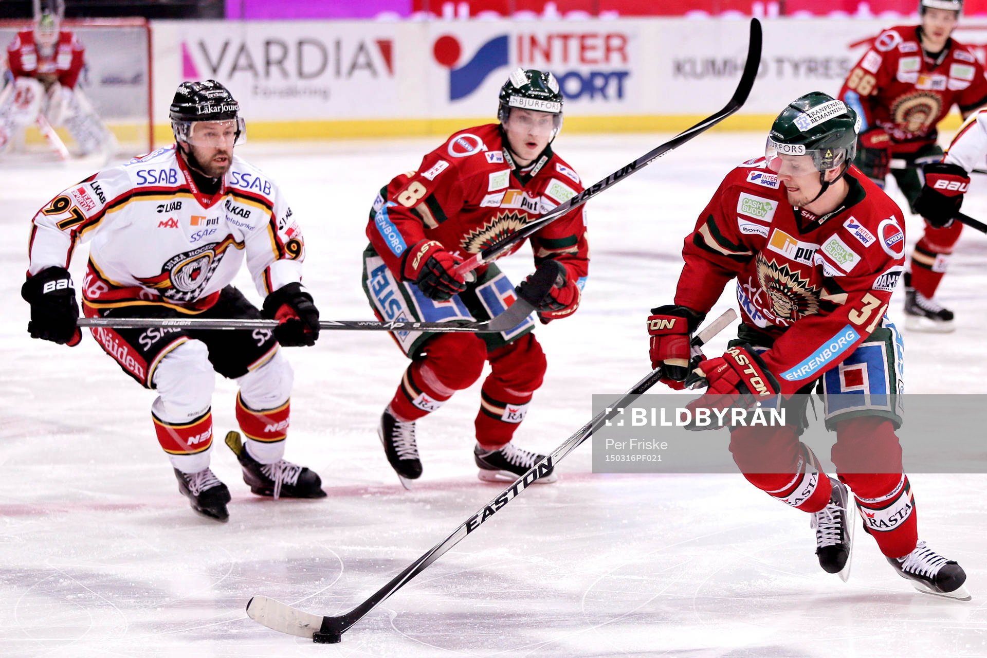 Frölundas Nicklas Lasu (th)