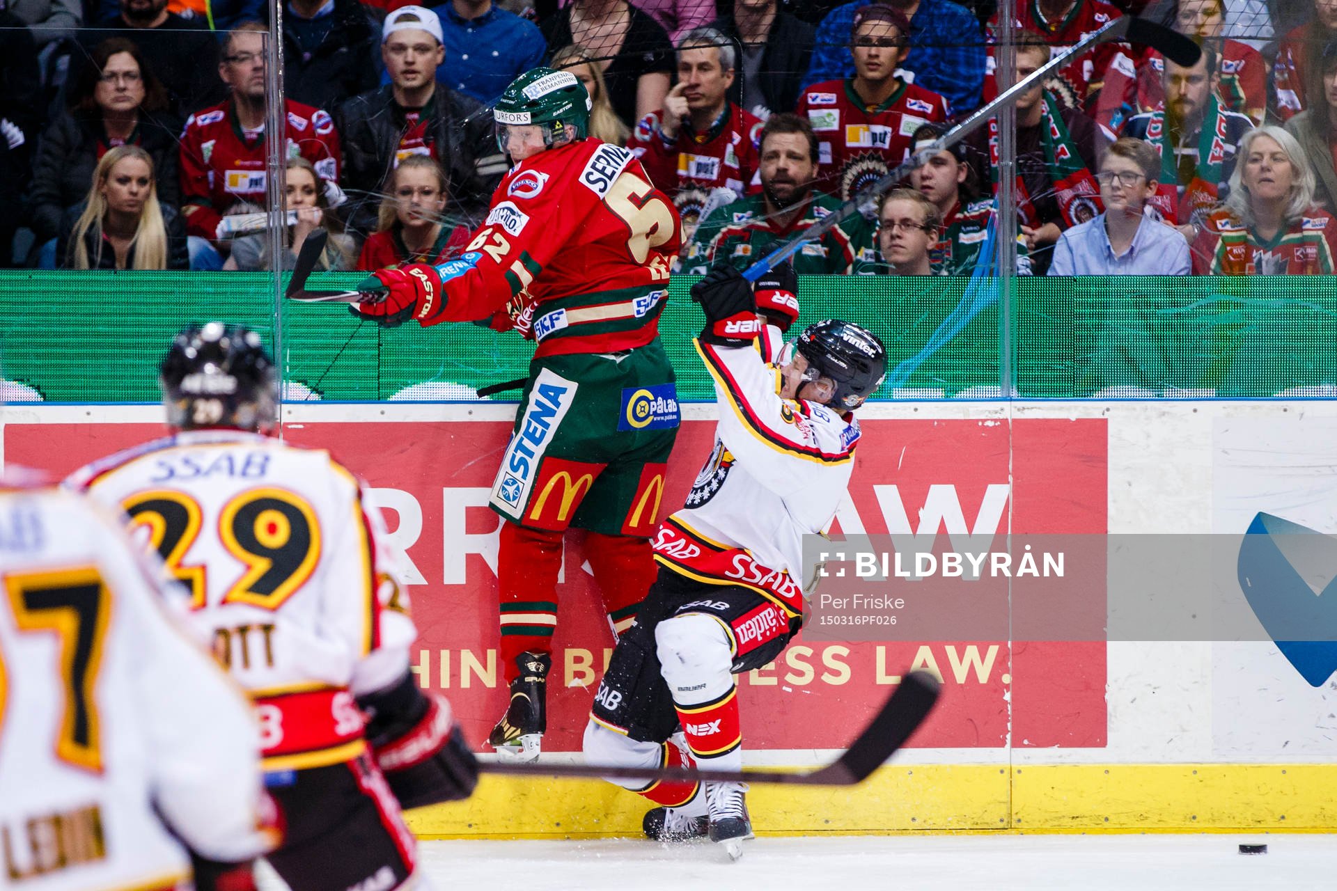 Frölundas Artturi Lehkonen tacklar Luleås Marcus Fagerudd