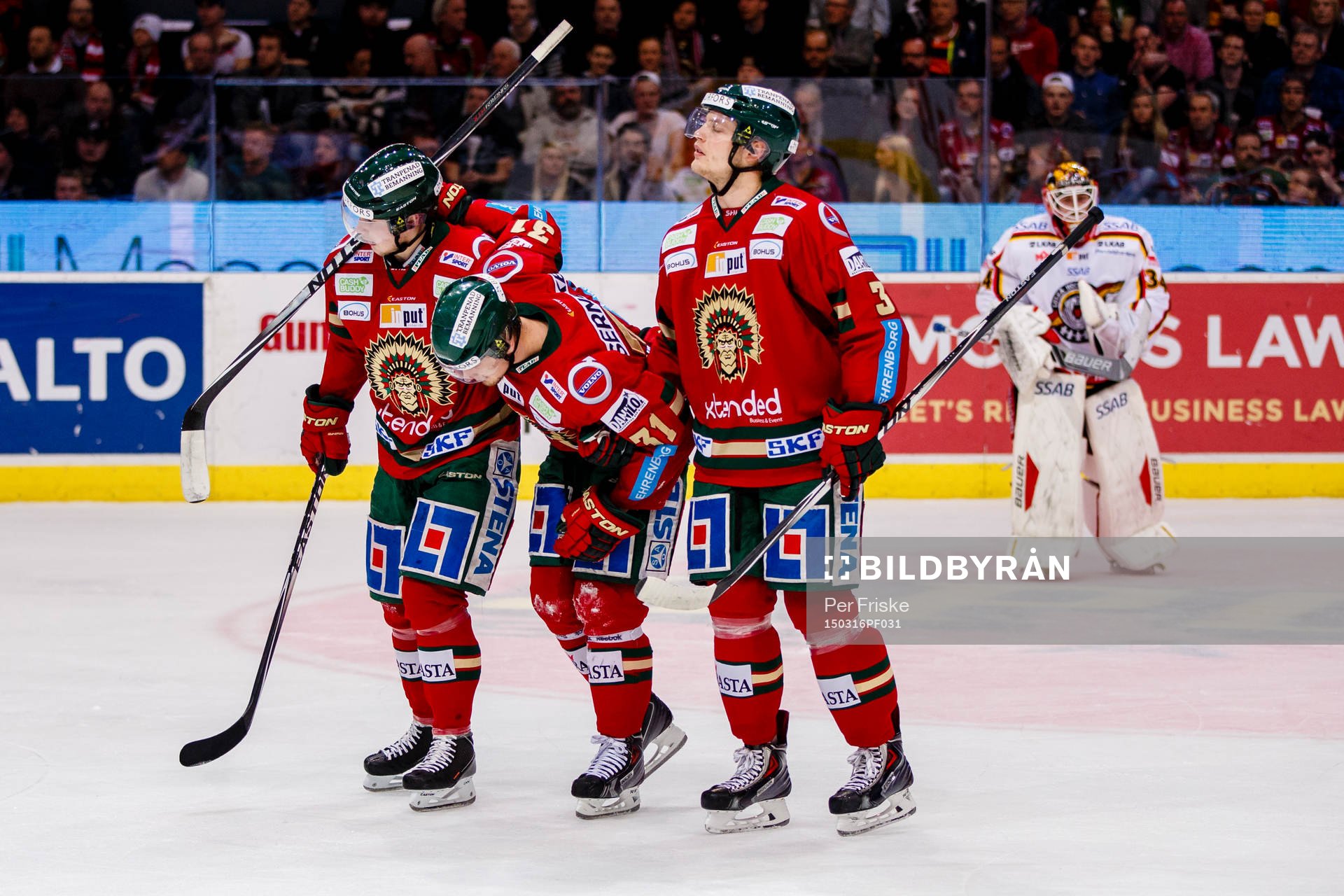 Frölundas Nicklas Lasu får hjälp av isen