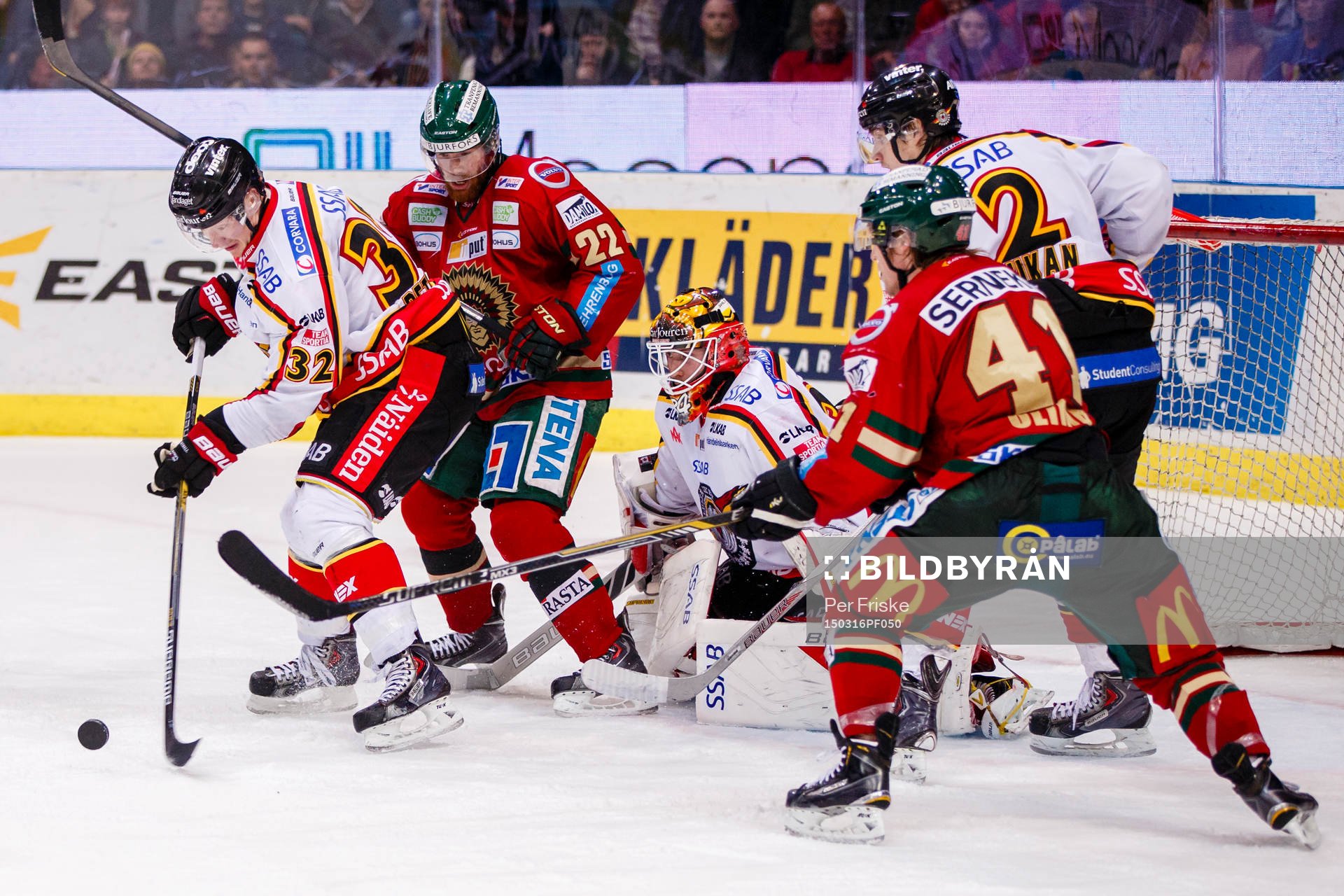 Kamp om pucken framför Luleås målvakt Joel Lassinantti