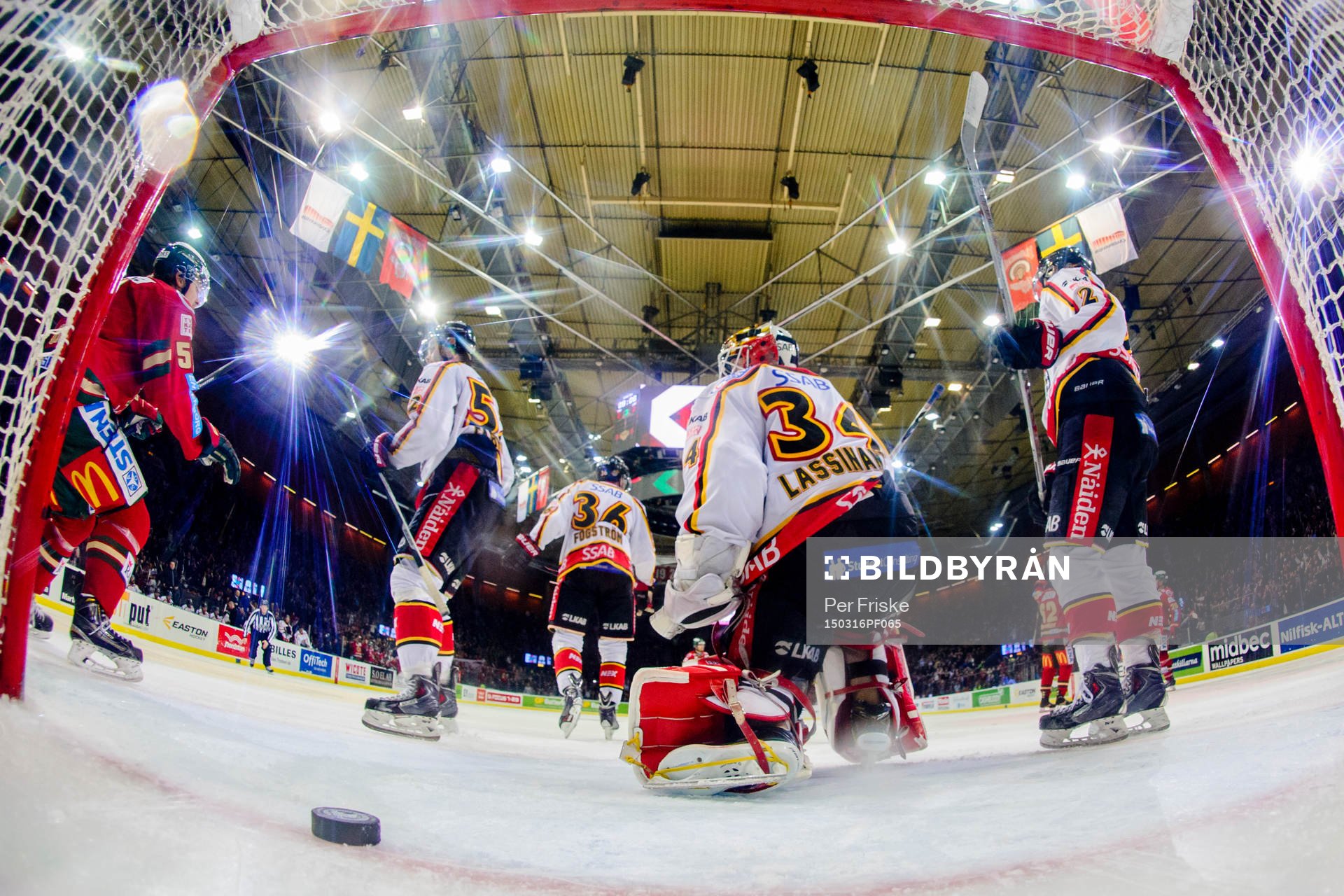 Pucken ligger i mål