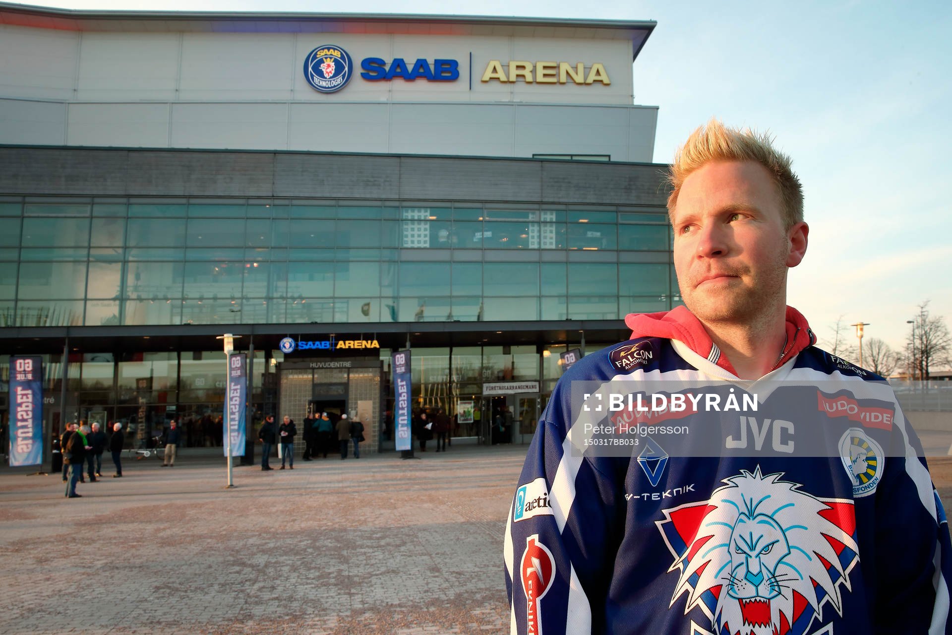 Supporter utanför SAAB Arena